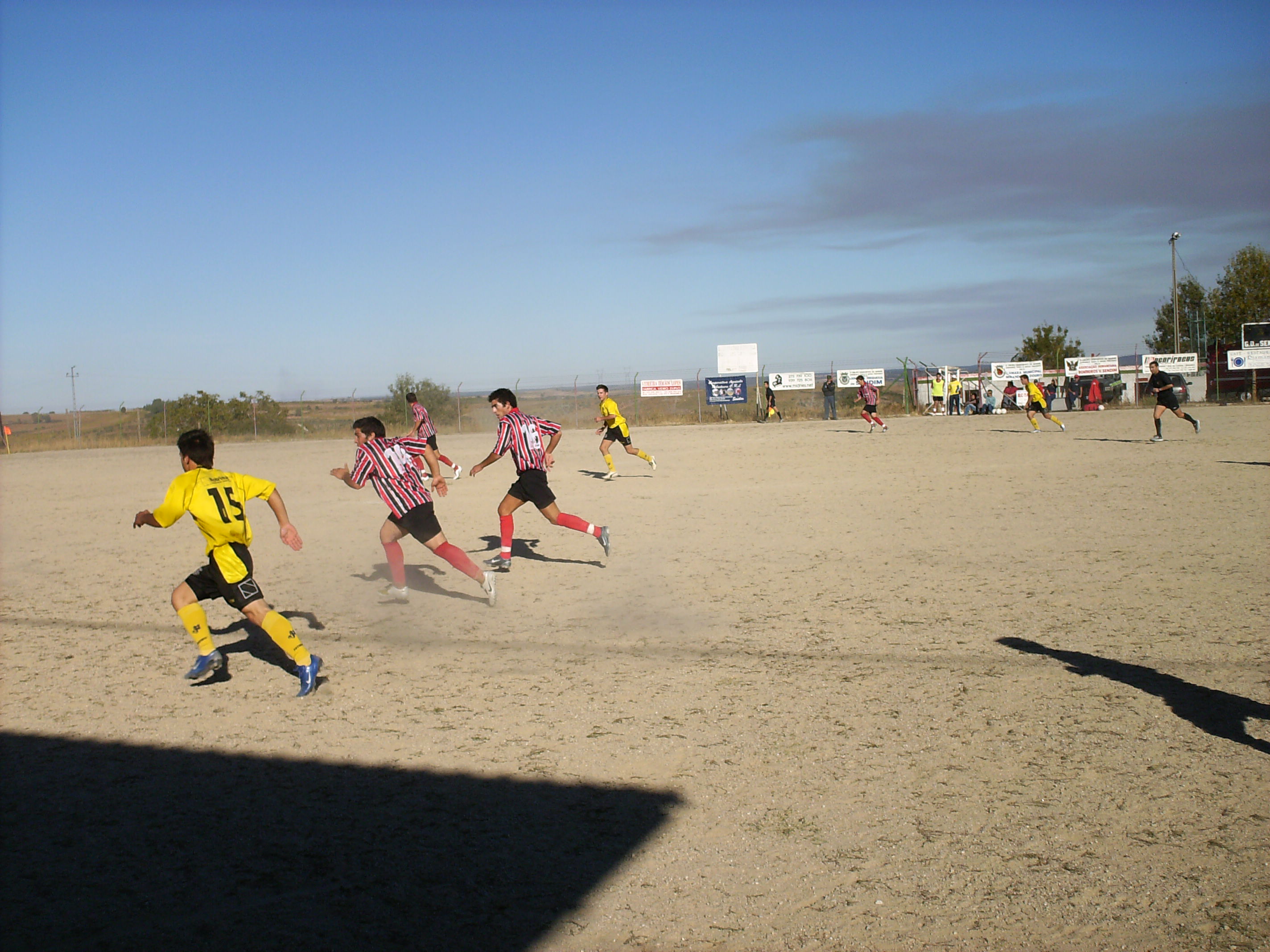 FUTEBOL L campeonato çtrital de futebol, ampeçou mal para l G.D.Sendin, que lougo ne l purmeiro jogo an casa…