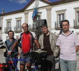 PICOTE Pela Europa a pedalar Um francês da região da Bretanha, que iniciou há cerca de dois anos uma viagem…