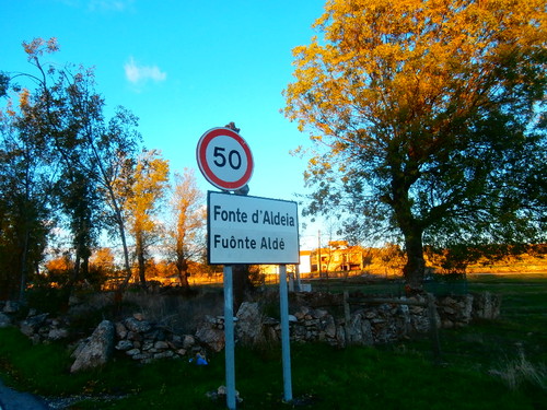 FONTE ALDEIA POR TERRAS DE MIRANDA UM TURISTA Em Fonte d'Aldeia consegui avistar junto á estrada nacional…