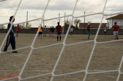 FUTEBOL (SOLTEIROS – CASADOS) Quando onte screbimos que la chega de buis yá tenie tirado la dreita al jogo…