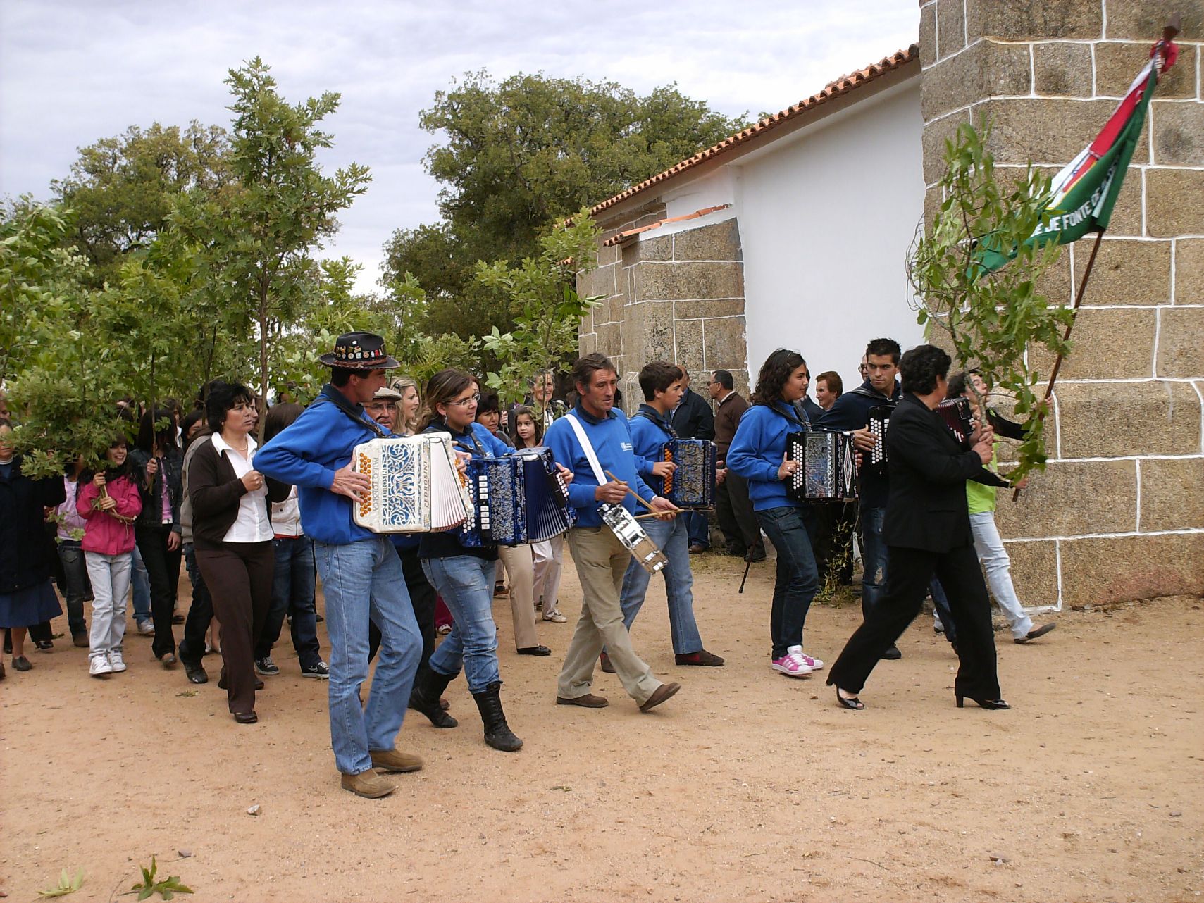 AS RONDAS NA TRINDADE LAS RONDAS NA TRINDADE La fiesta de la Trindade ten tamien un ancanto special, porque…