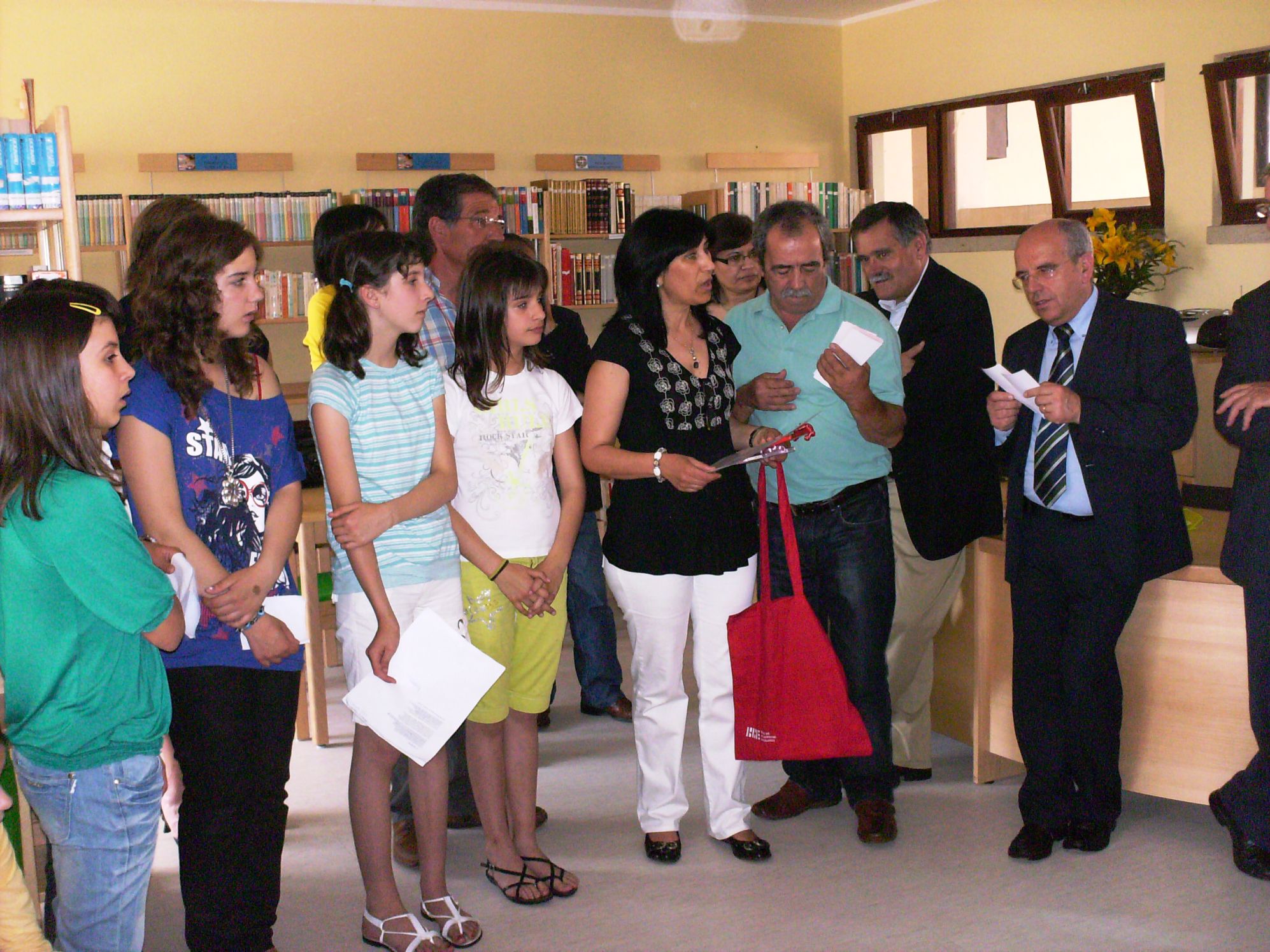 INAUGURAÇÃO DA BIBLIOTECA ESCOLAR EINAUGURAÇON DE LA BIBLIOTECA SCOLAR Las scuolas de sendin ténen ua nuoba…