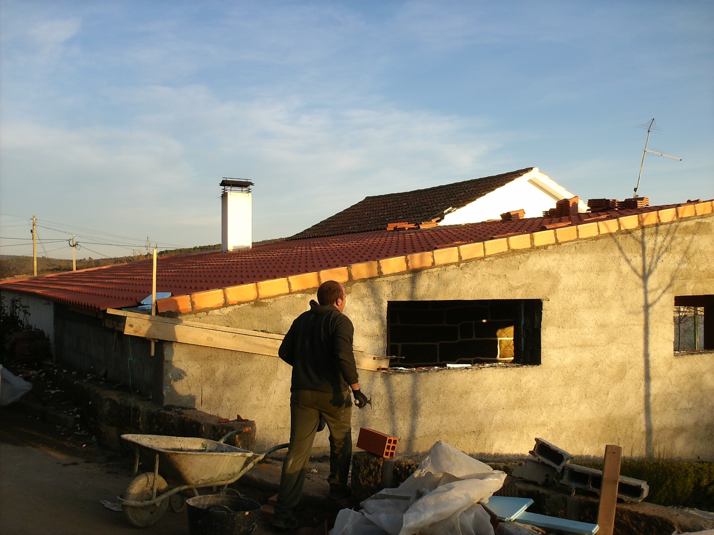 SENDIM NOTÍCIAS O salão de festas de Sendim tem andado em obras que já vão quase prontas e delas daremos…