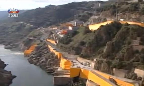 MOGADOURO BARRAGEM DE BEMPOSTA A barragem de Bemposta, em Mogadouro, está a ser pintada de amarelo-choque. A…