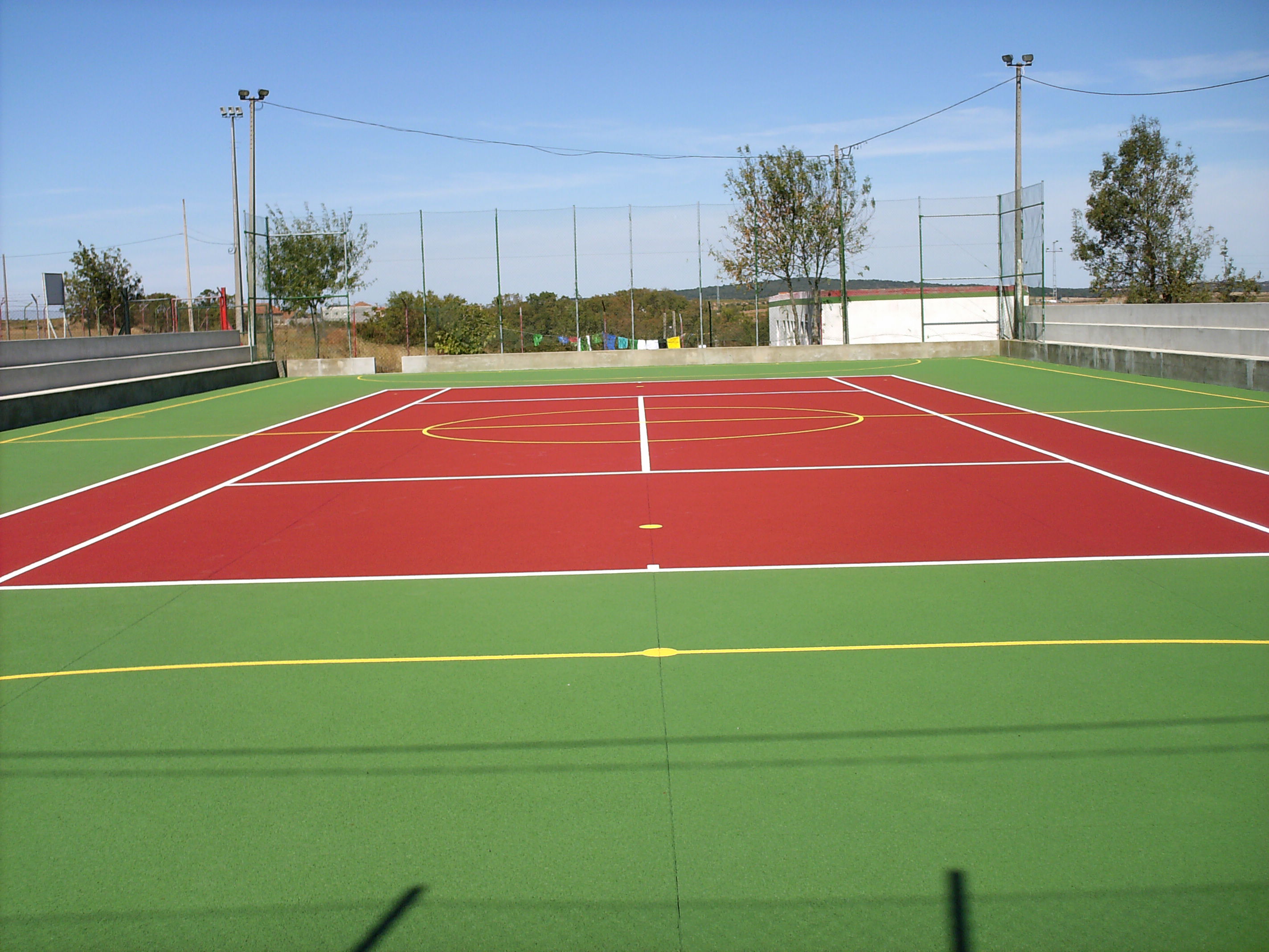 O CAMPO DE FUTSAL L CAMPO DE FUTSAL Stá pronto l campo de FUTSAL an pie de l campo de futebol, de l Grupo…