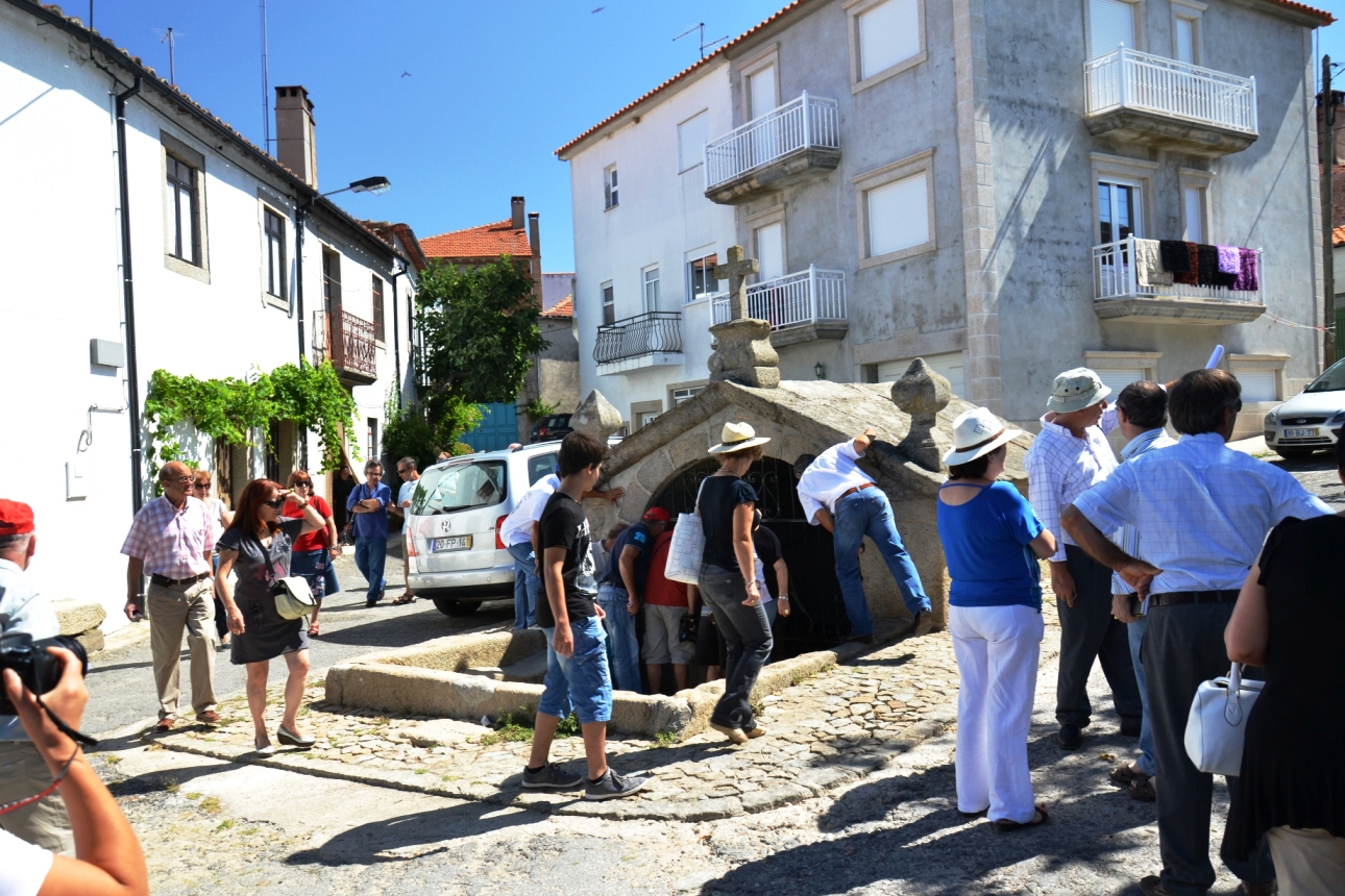 SENDIN LA FUONTE DE L LHUGAR Bejita de ls partecipantes ne l V Ancontro de Bloguers La sue costruçion ye de…