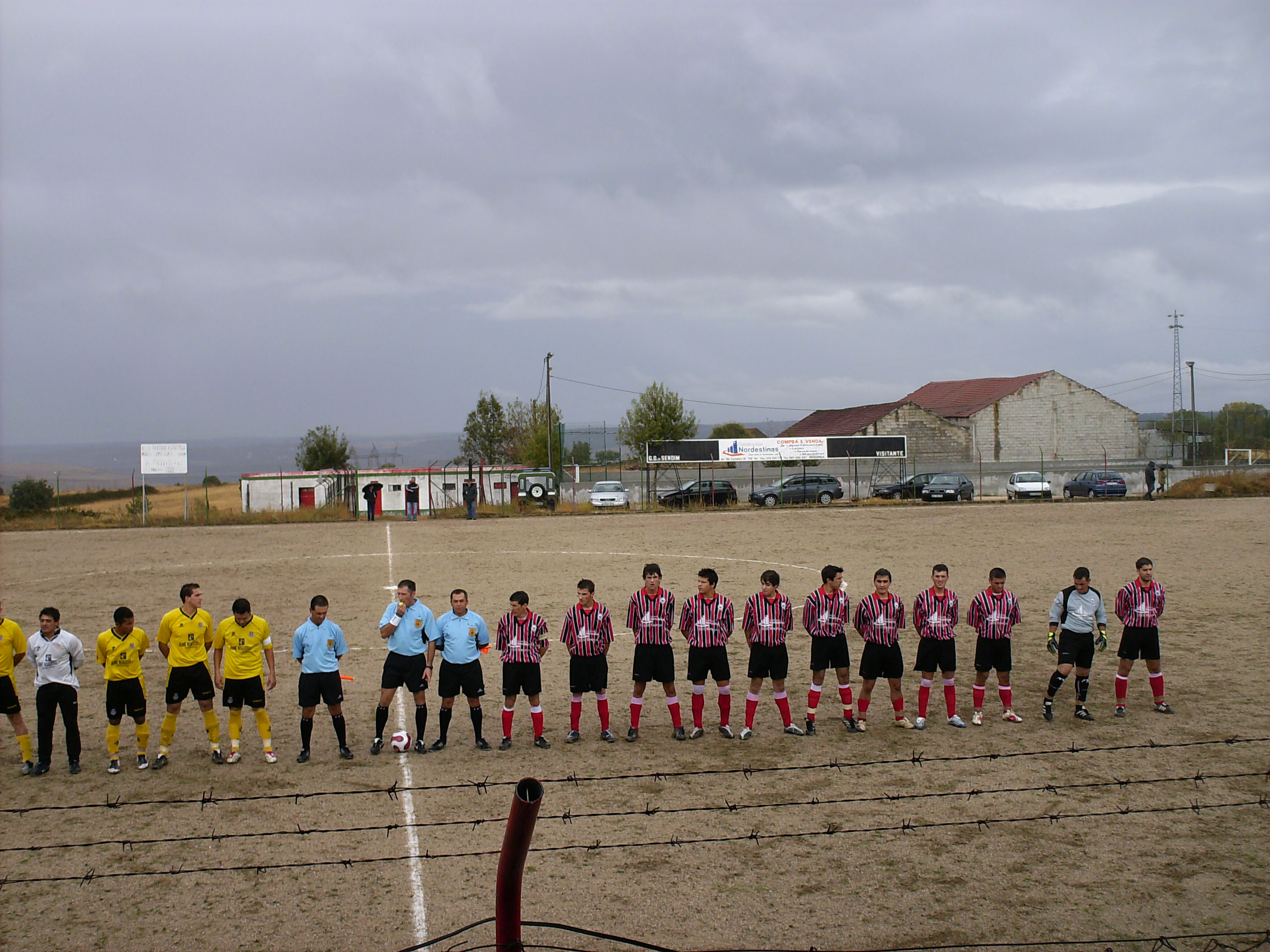 COMEÇOU O DISTRITAL DA 1ª. DIVISÃO SENDIM - 1 MOGADOURENSE - 3 Como se esperava, foi uma tarde de chuva e o…