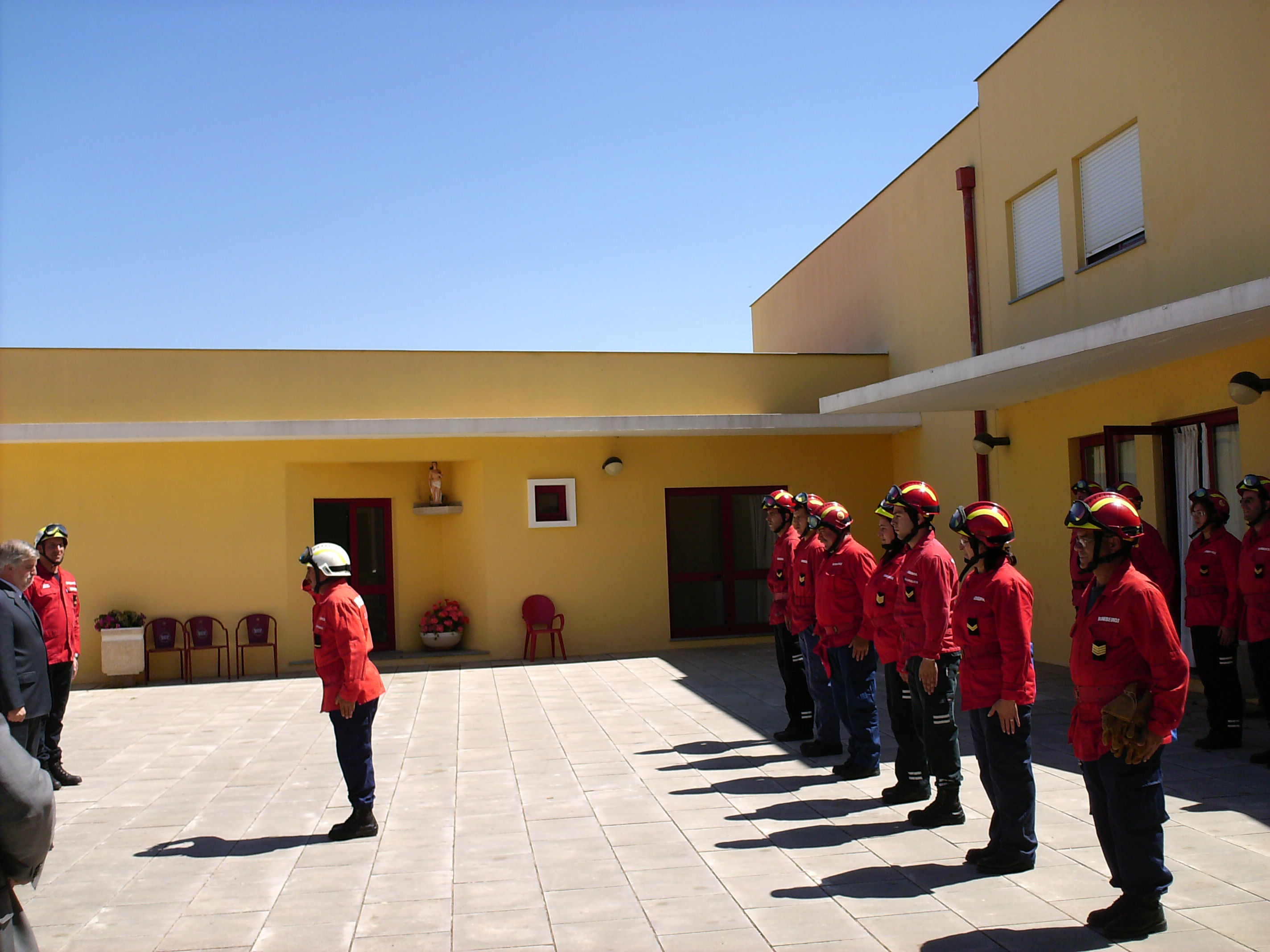 GOVERNADOR CIVIL VISITA BOMBEIROS GOBERNADOR CEBIL BESITA BUMBEIROS L Gobernador Cebil besitou hoije alguas…