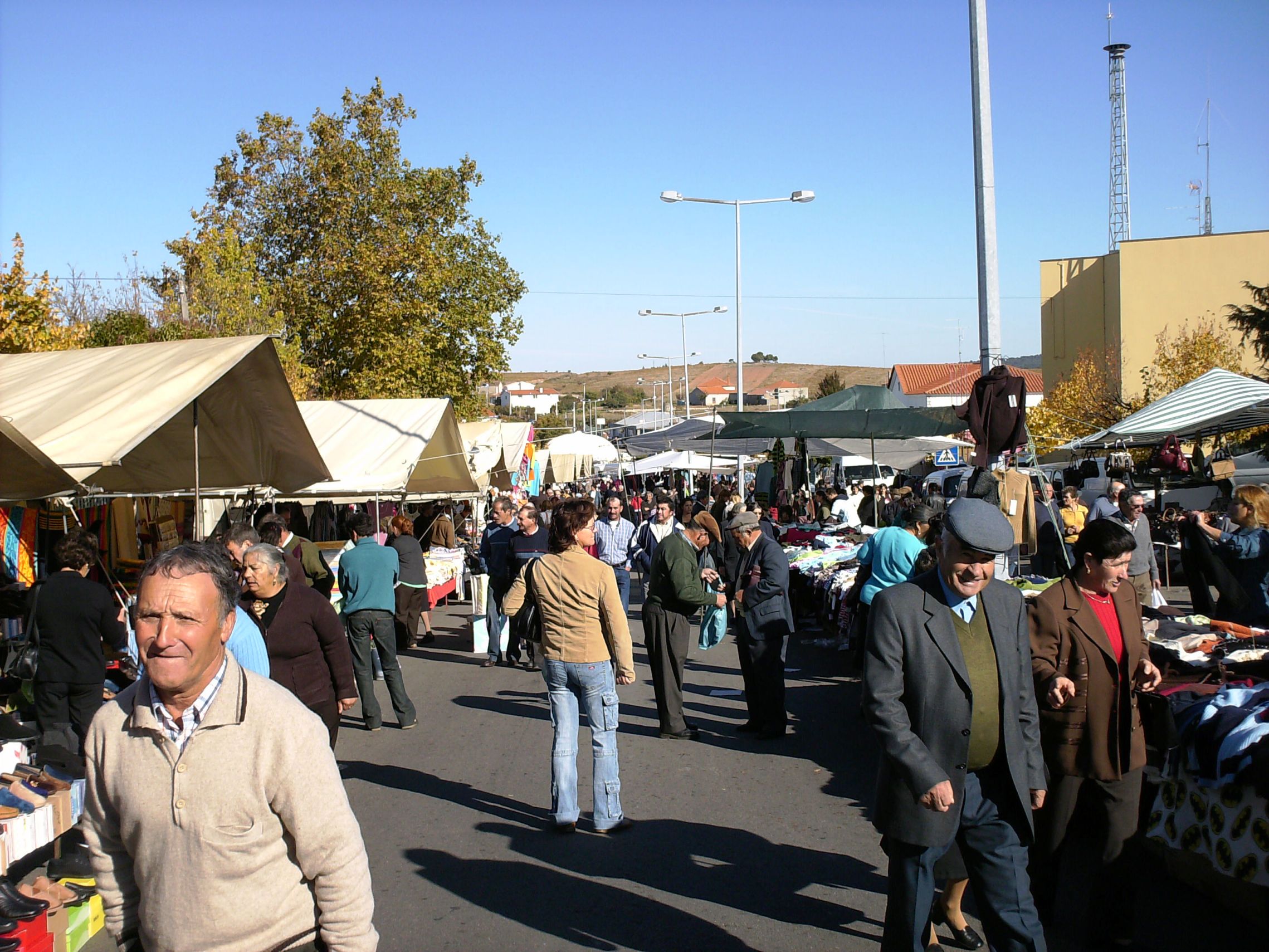 OS GORAZES LS GRAZES La feira dels grazes ye la feira d’anho an Sendin. Era ne l die 30 de Outubre, mas…