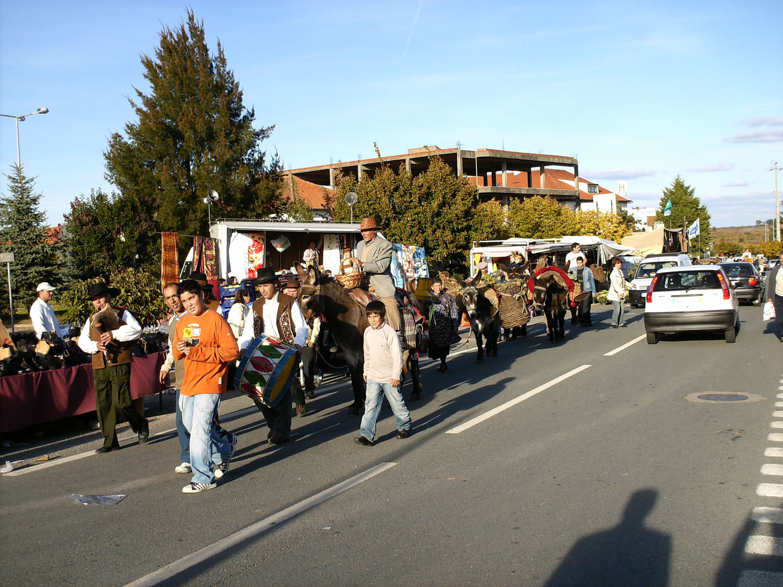 DESFILE DE BURROS EM SENDIM UA FILEIRA DE BURROS APARELHADOS La fileira Fui ua cousa angraciada de se ber i…
