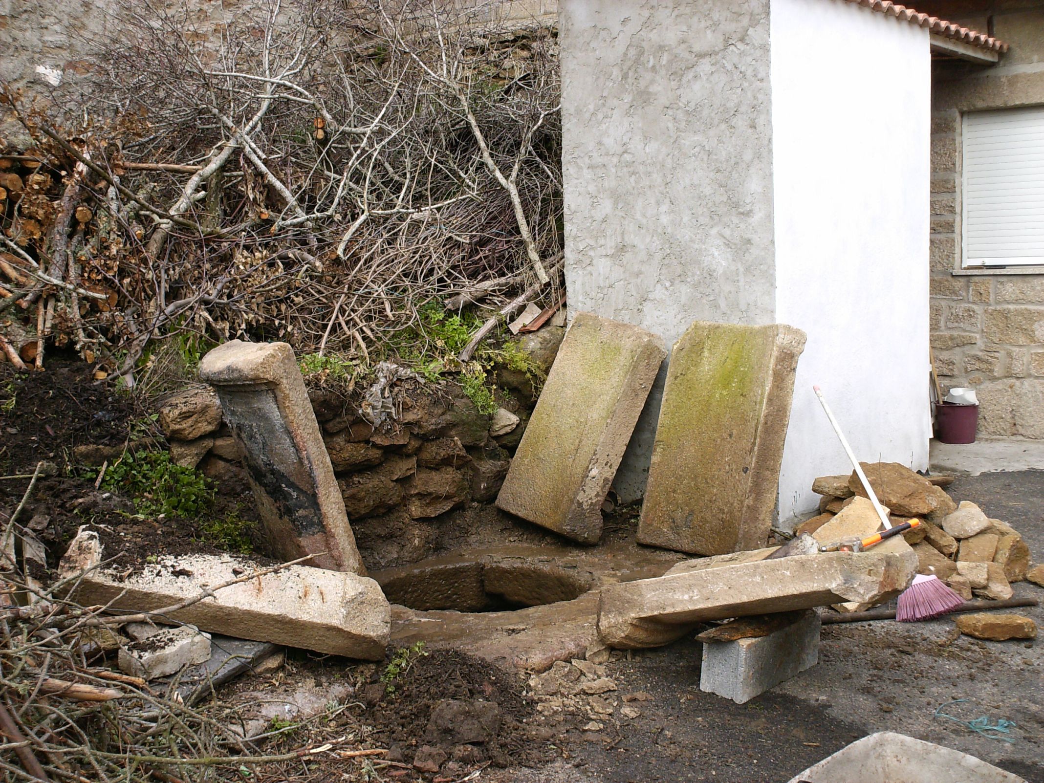 UMA OBRA - UM POÇO UA OBRA - UN POÇO Quando aparece ua nuoba de l die, ten que se dar lougo i las outras…