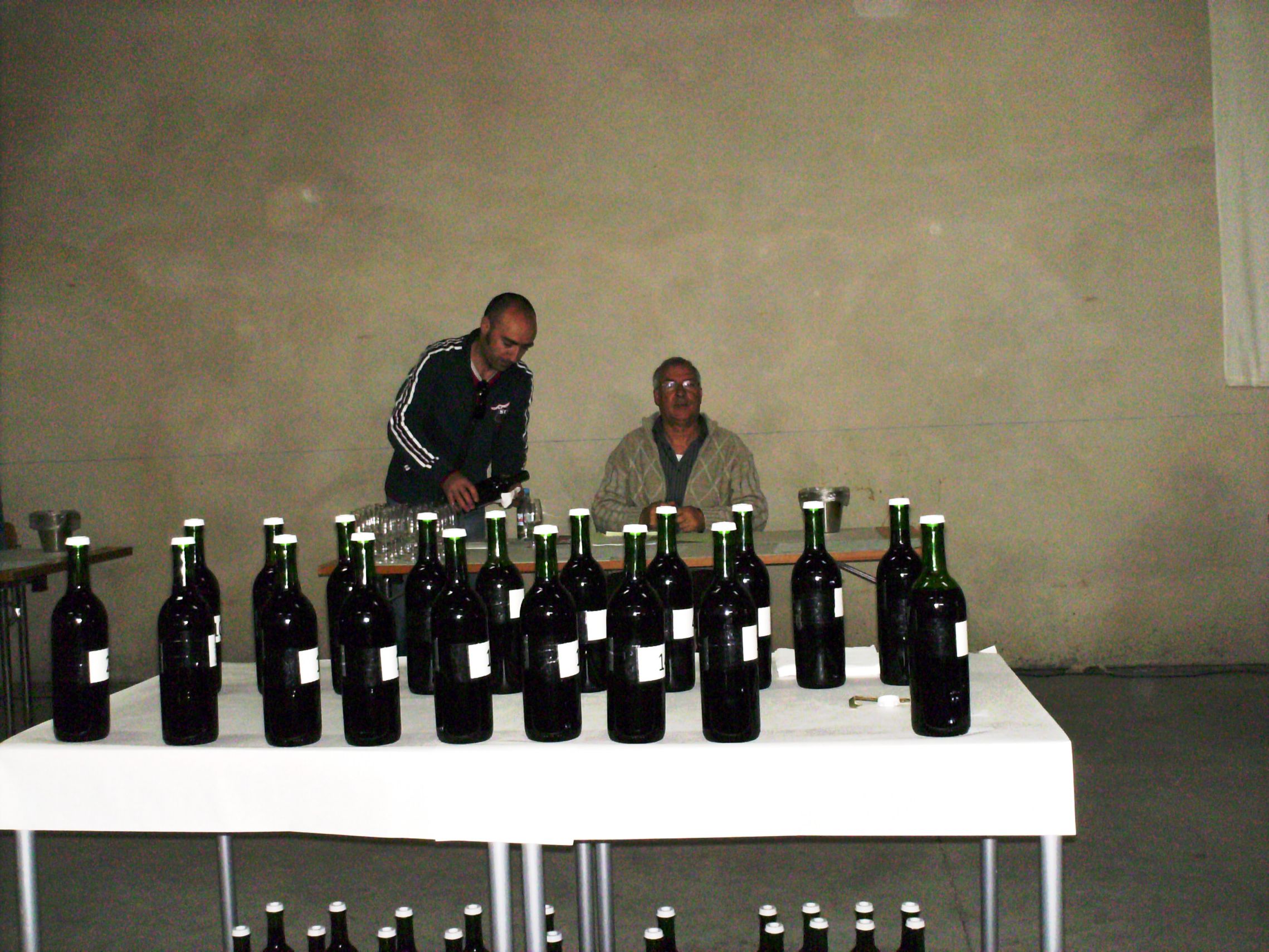 CONCURSO DE VINHOS CUNCURSO DE BINOS Antegrado na fiesta de la Trindade houbo un cuncurso de binos, na ACREFA…