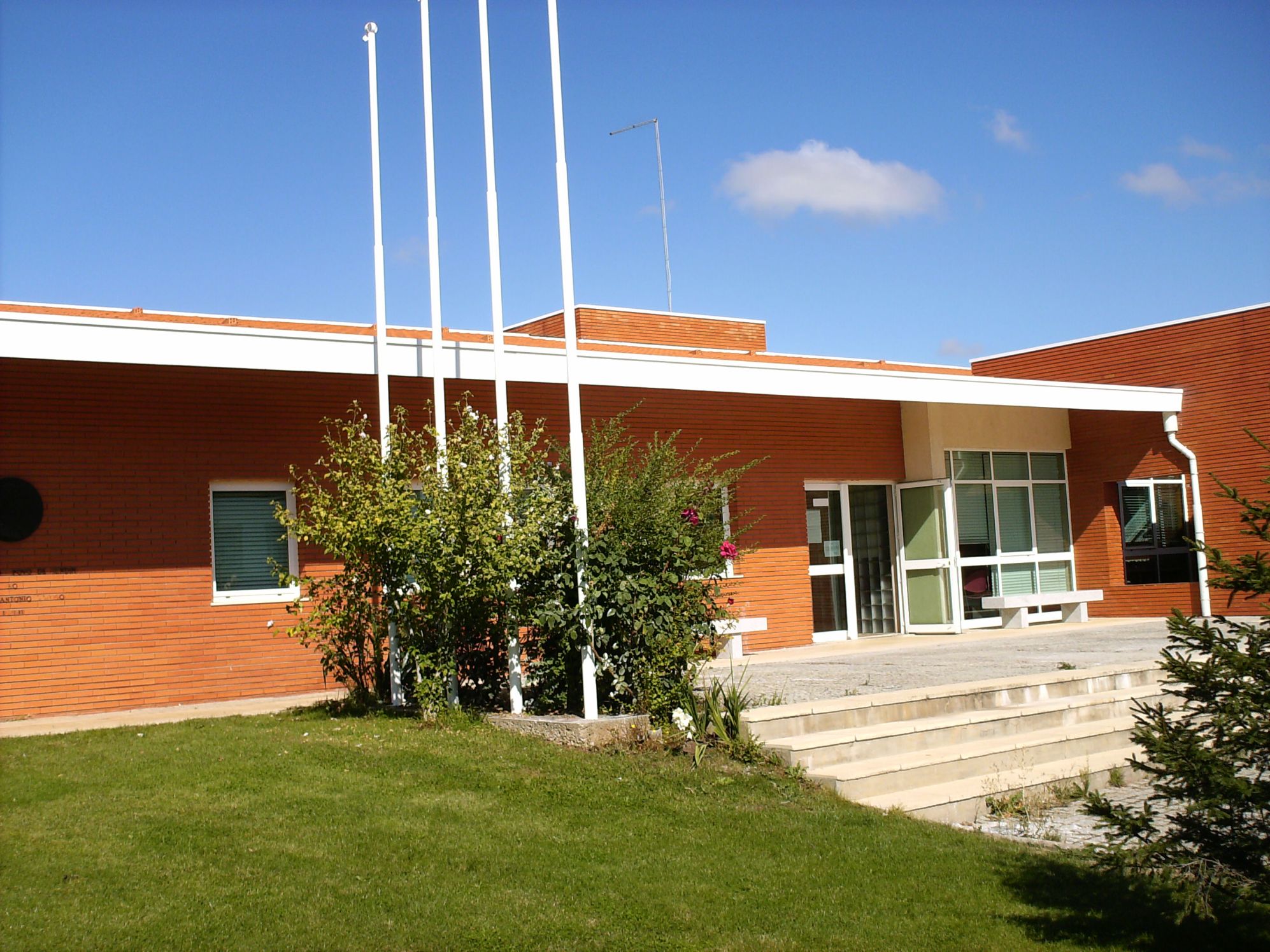 O CENTRO DE SAÚDE DE SENDIM L CENTRO DE SALUDE DE SENDIN Ten stado a ser remodelado l Centro de Salude de…