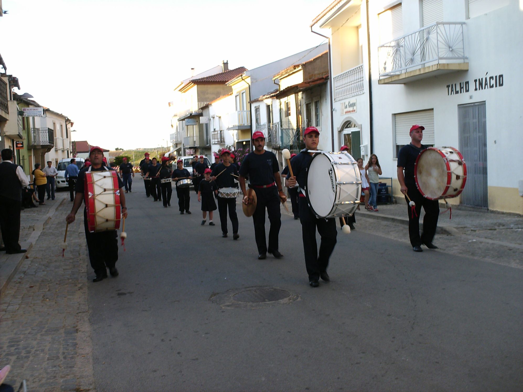 A FESTA DA VILA LA FIESTA DE LA BILA Para alhá de las cerimónias oufeciales i de la einouguraçon de la casa…
