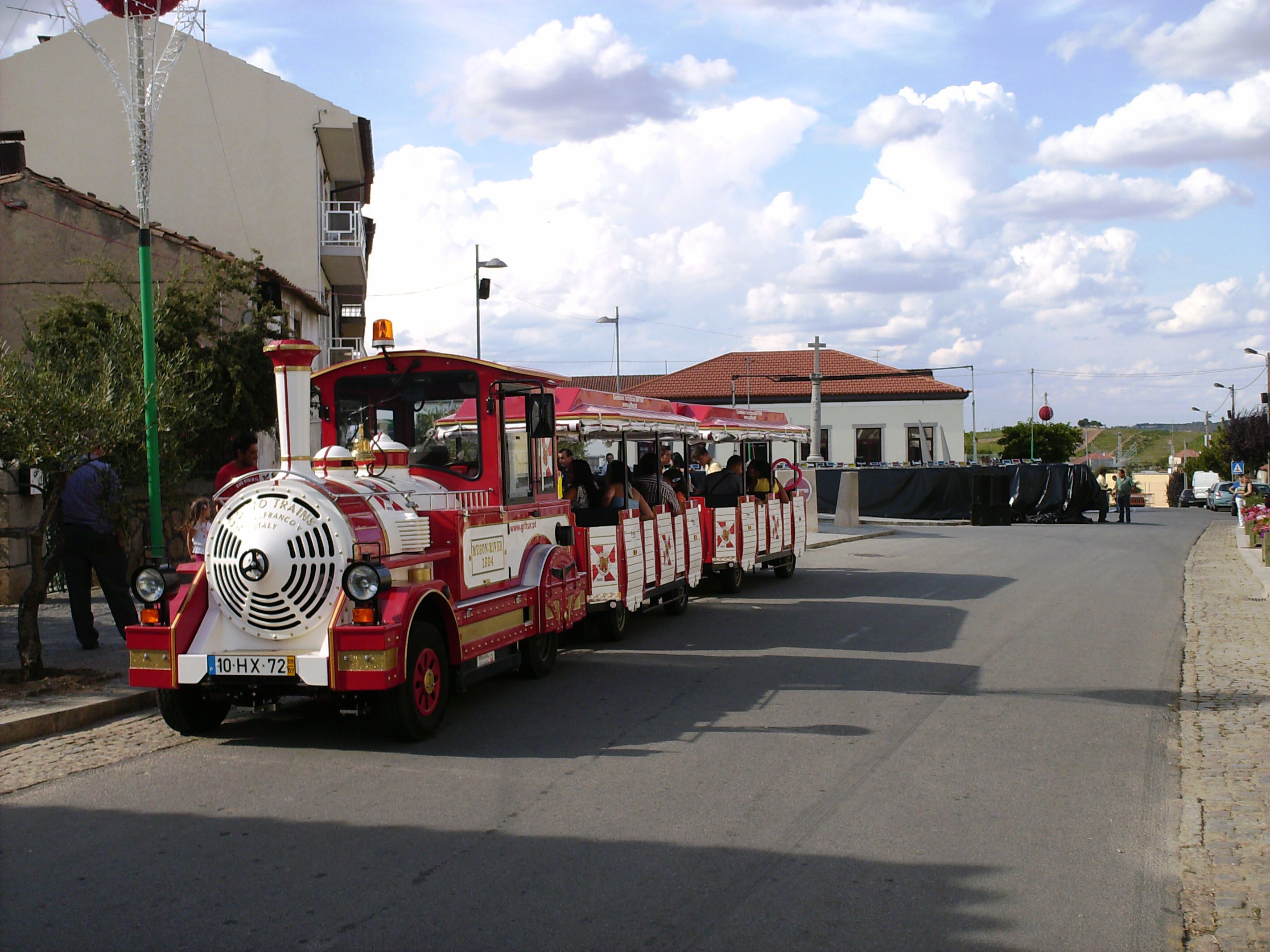 O COMBOIO PELAS RUAS DE SENDIM CAMBOIO POR LAS RUES DE SENDIN Ls mardomos de la fiesta de Santa Barbela…