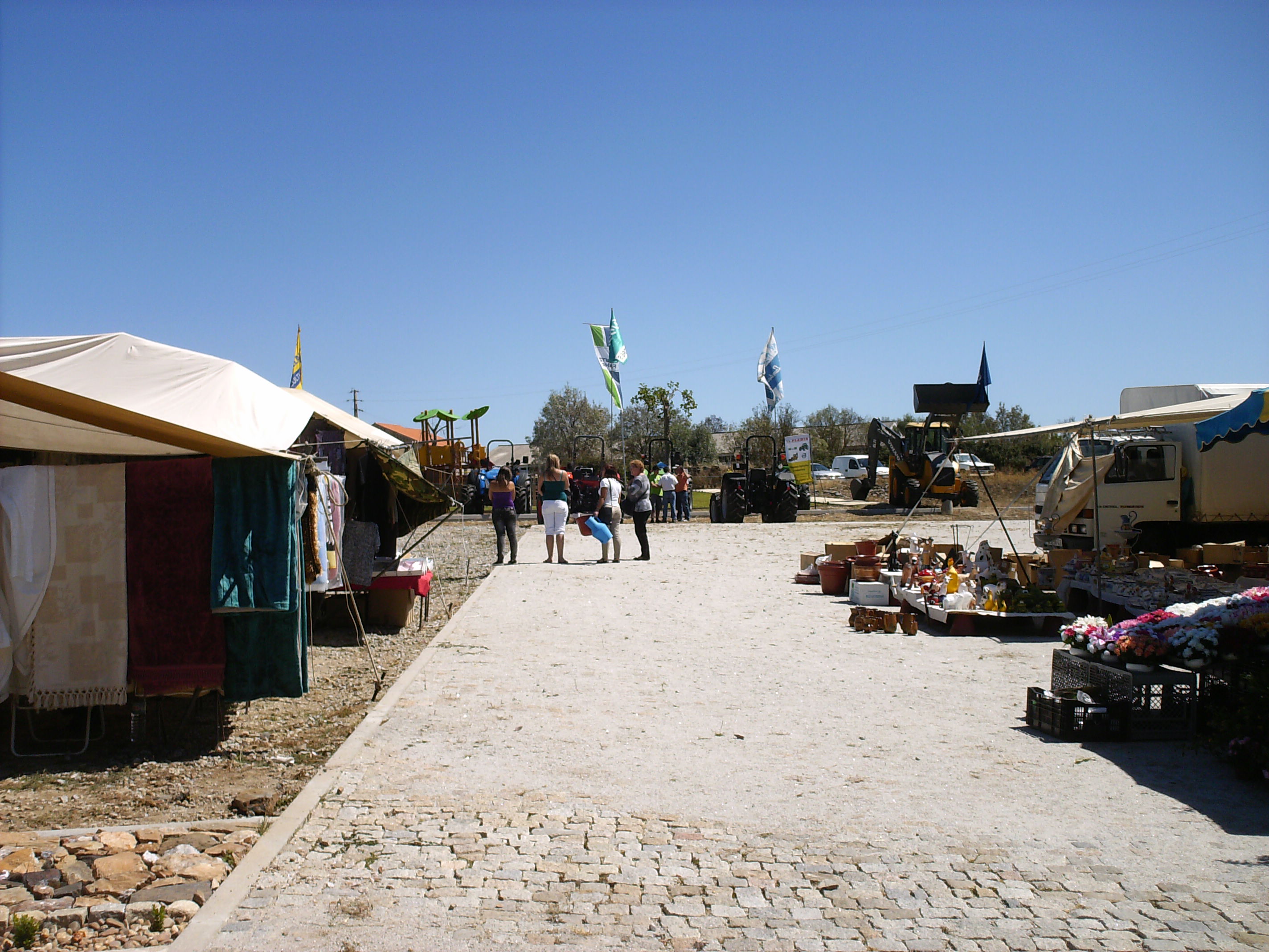 PALAÇOULO FEIRA ANUAL Todos os anos no mês de Agosto se realiza a feira anual de Palaçoulo, no dia 27, dia em…