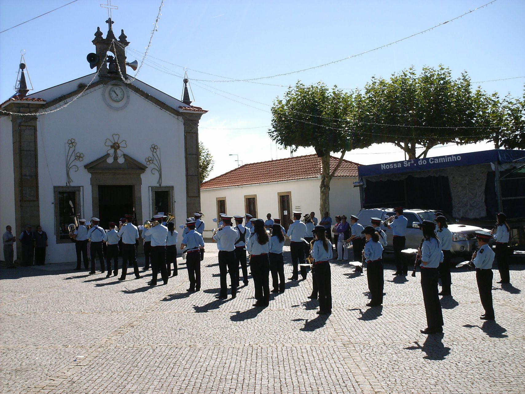 MOGADOURO FESTA DA SENHORA DO CAMINHO Cada terra com seu uso e cada roca com seu fuso. Pouca gente costuma…