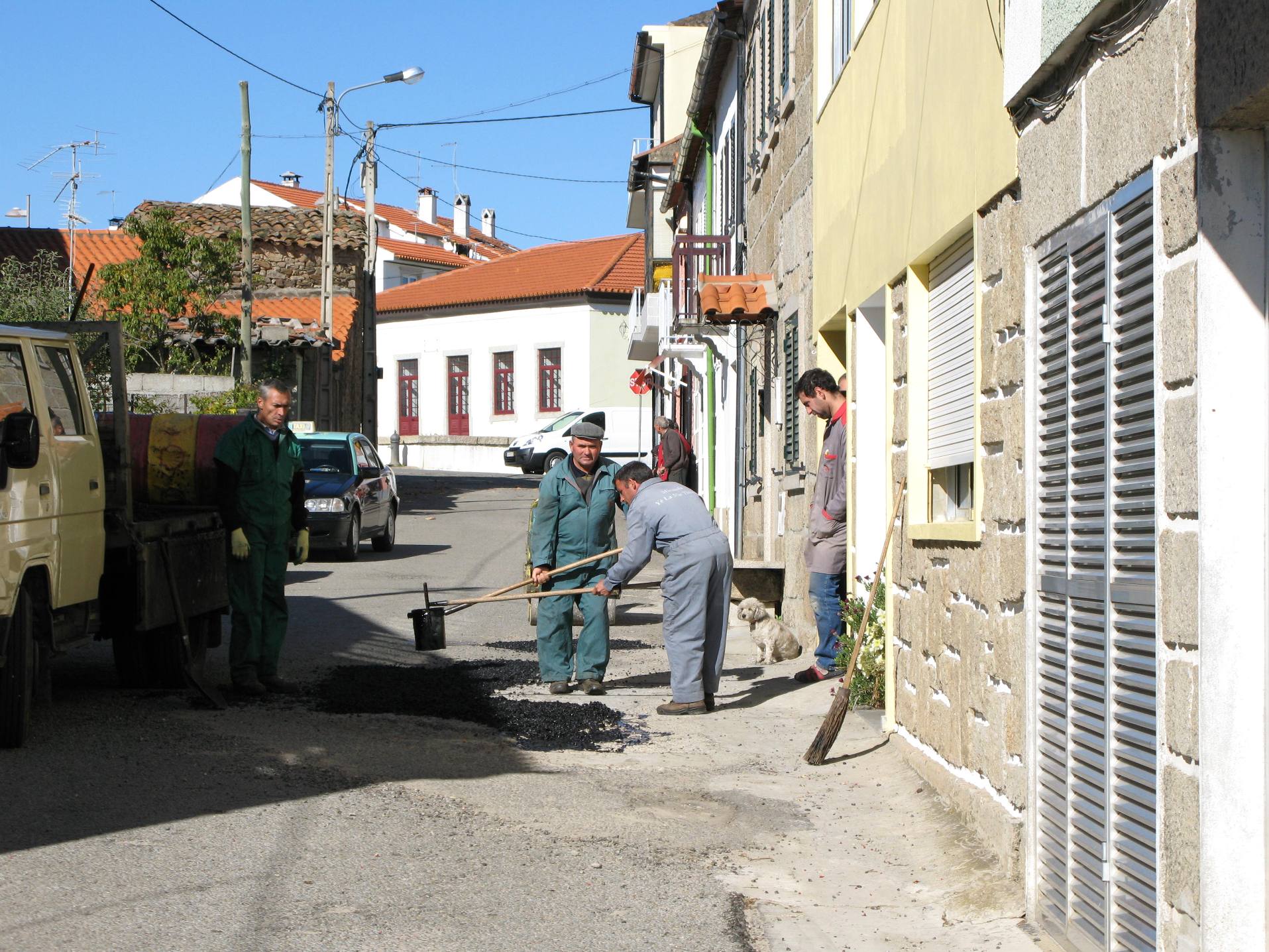 REMENDANDO AS RUAS REMENDANDO LAS RUES La eiquipa de la câmara que stá an Sendin, anda por fuora, mas an…
