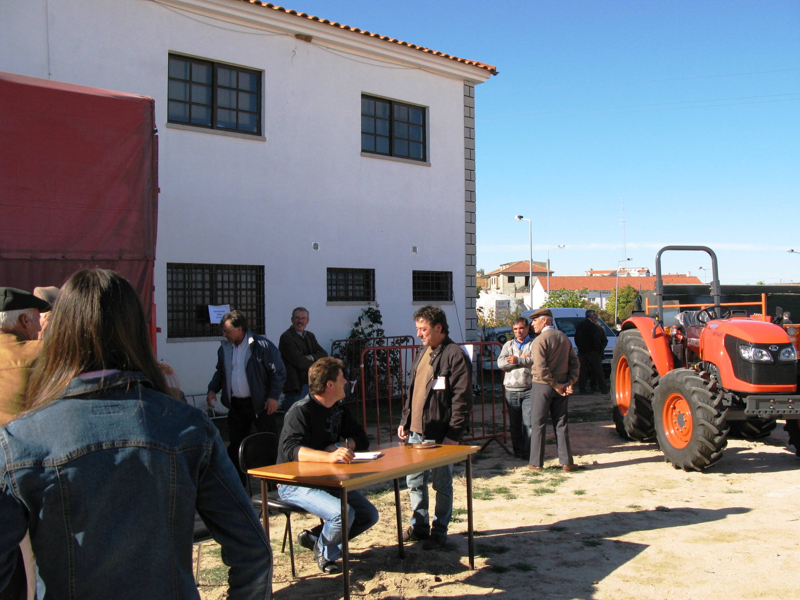 GINCANA DE TRACTORES GINCANA DE TRATORES Por la purmeira beç, ne ls Grazes, fizo-se ua gincana de tratores…