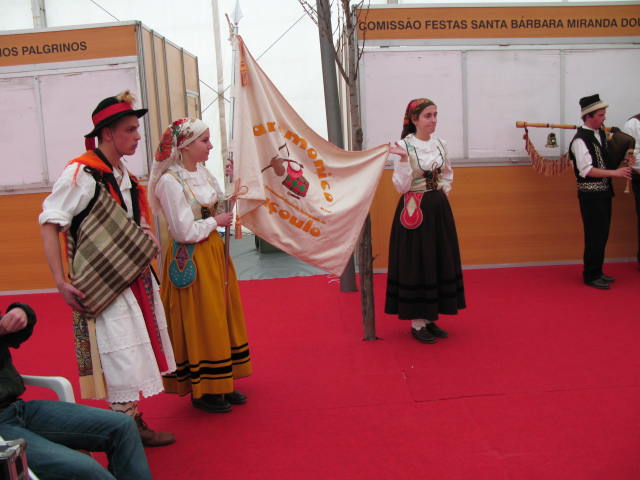 PAULITEIROS DE PALAÇOULO Domingo de feira de Sabores e Saberes Mirandeses foi para a dança dos paus um…