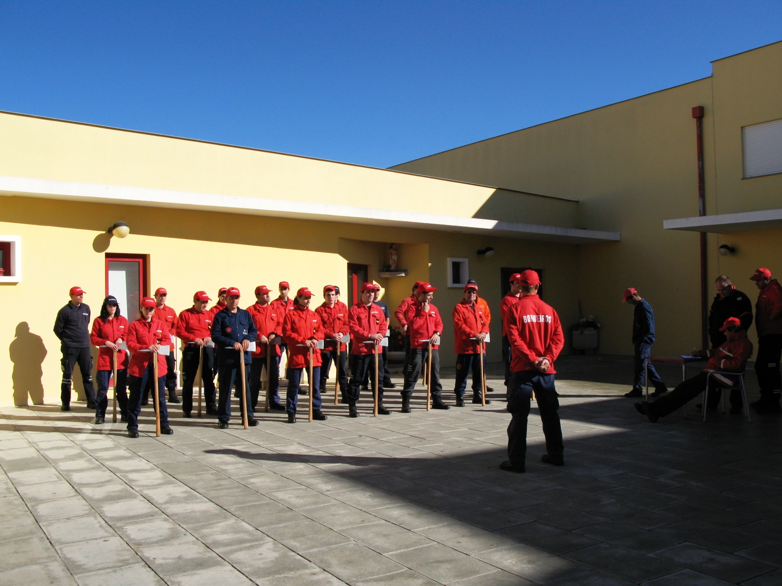 BOMBEIROS FAZEM EXAME BUMBEIROS FÁZEN EISAME Ls bumbeiros de Sendin stan siempre an formaçon i quando nun son…