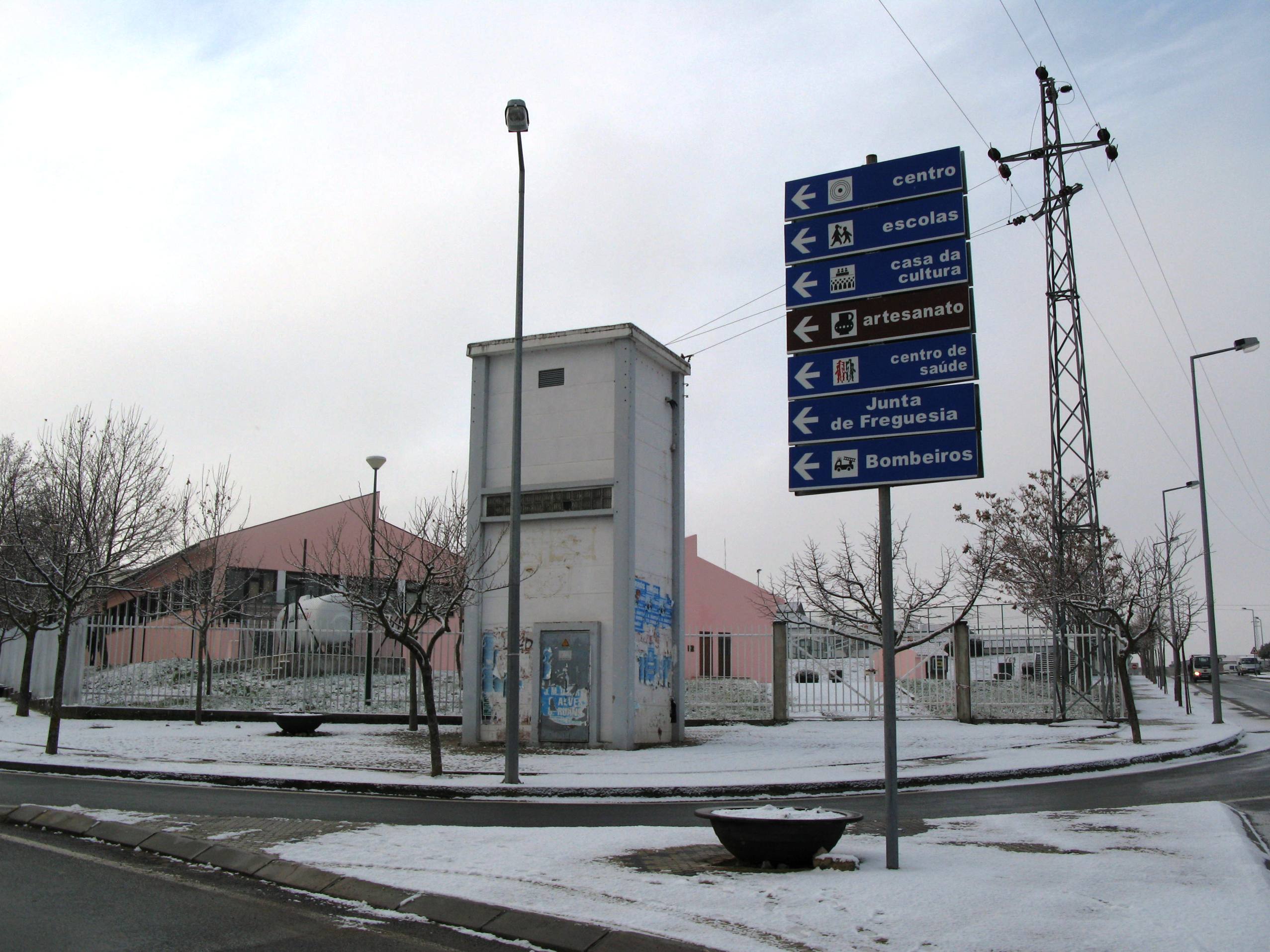 NEVE E FRIO NIEBE I FRIU Mal caien uas farrapicas de niebe lougo todo mundo se atrapalha, cumo se fusse la…