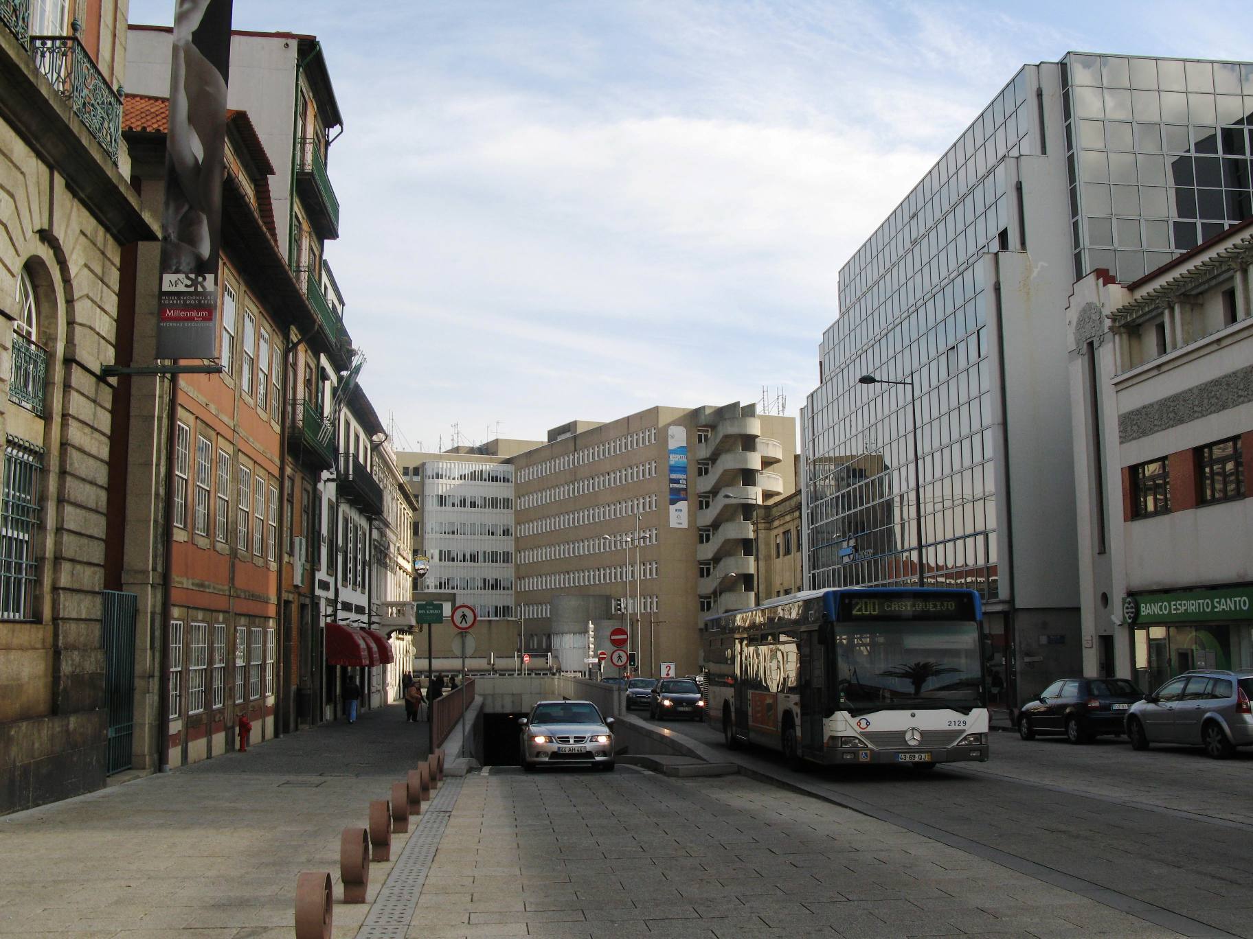 "HOIJE" NO PORTO "HOIJE" NE L PORTO L HOIJE quedou mais un die ne l Porto por cousa de l gelo, mas porque nun…