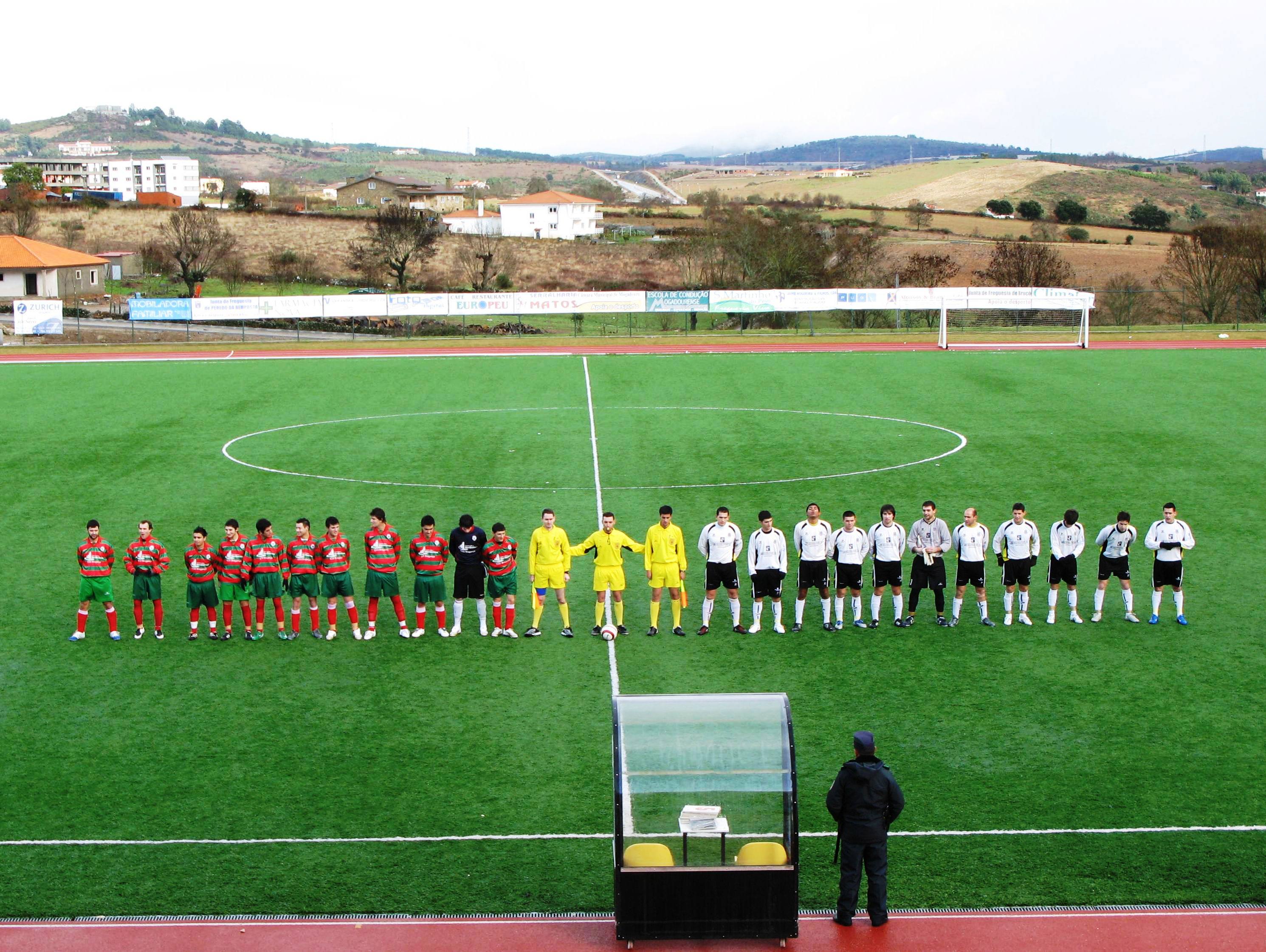 FUTEBOL Mogadouro – Sendin L jogo fui an Mogadouro i inda bien yá que l campo ye un campo onde se puode…