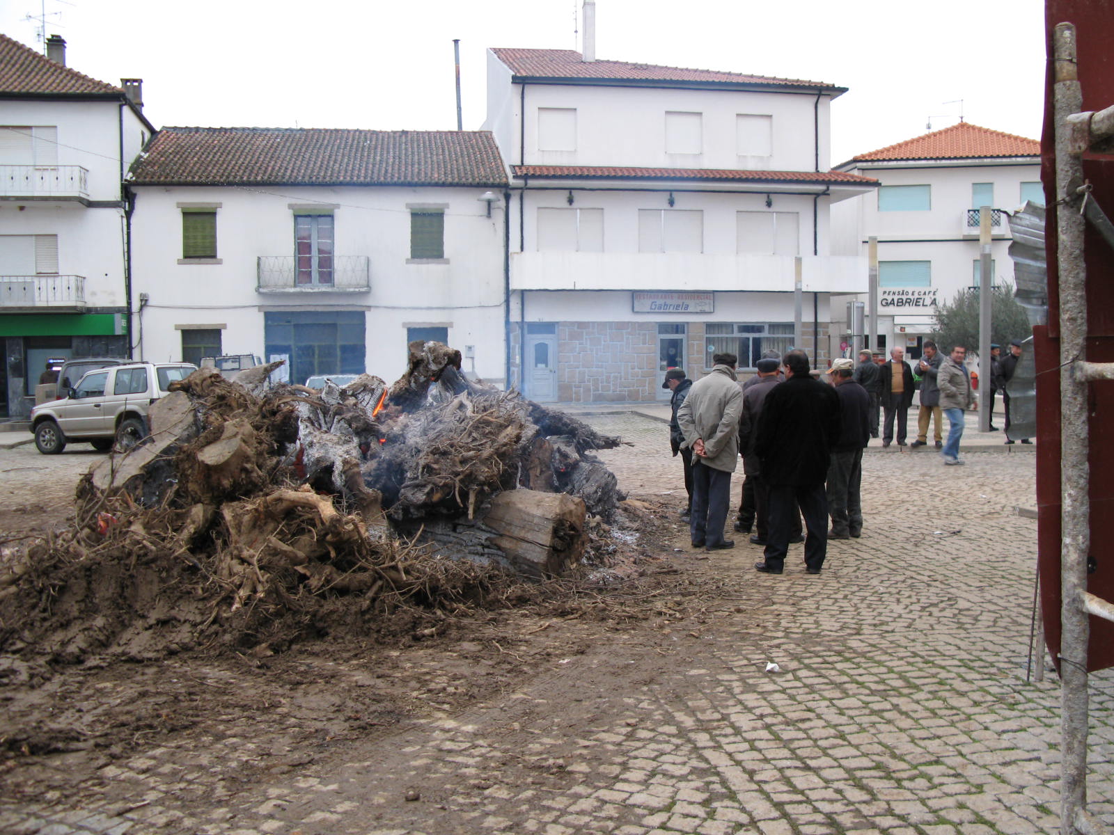 AS FOGUEIRAS DE NATAL LA FOGUEIRA DE NATAL Por todas las aldés de l Praino se fázen las fogueiras de Natal…