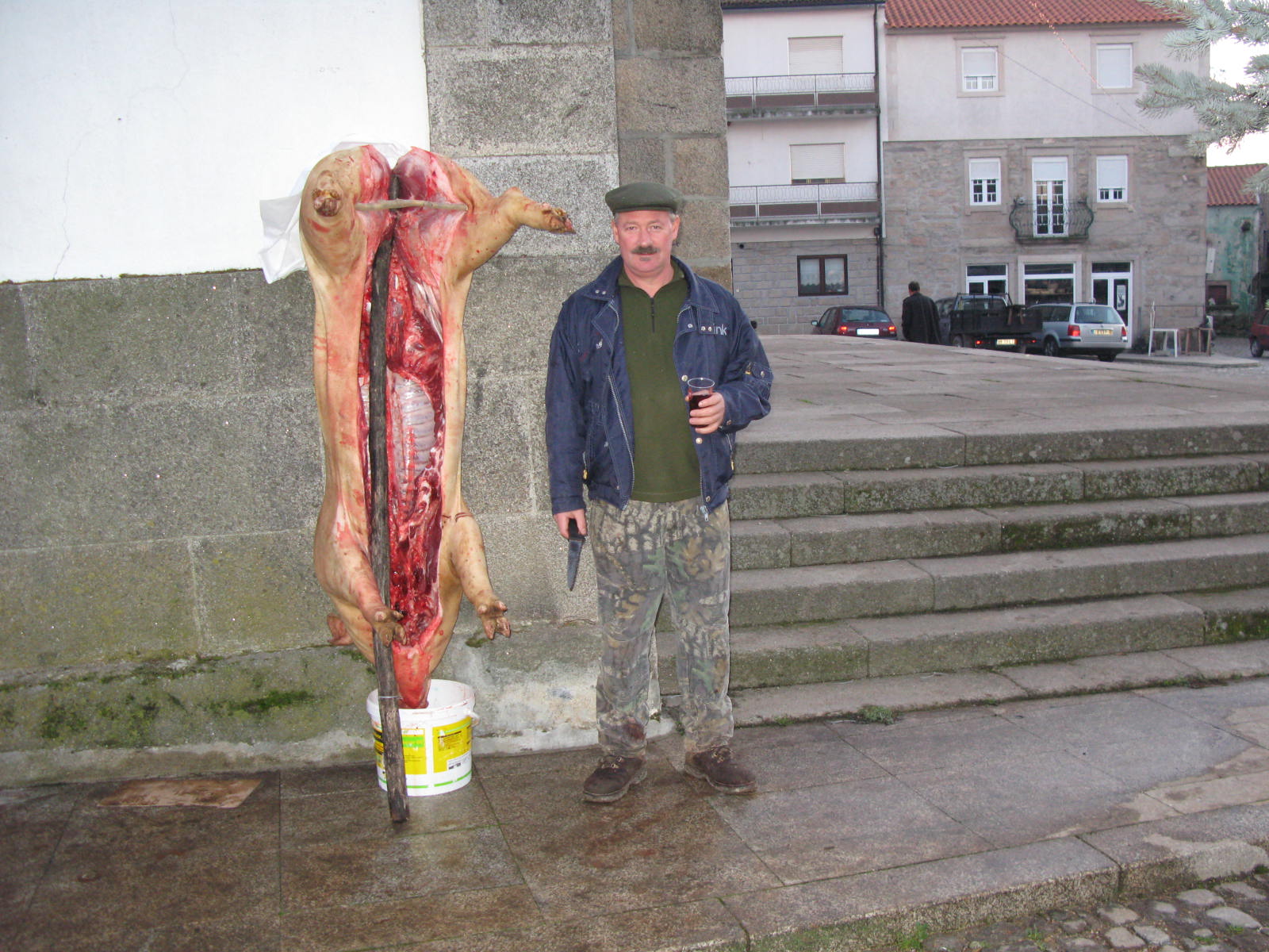 A MATANÇA DO PORCO LA MATANCIA DE L COCHINO Todos ls anhos se faç, ne l die 26 i ne l Sagrado, la tradicional…