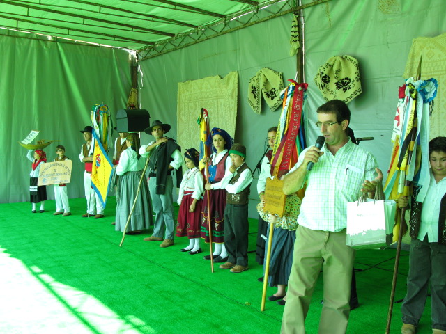 FESTIVAL DE FOLCLORE EM SENDIM FESTIBAL DE FOLCLORE AN SENDIN (O vento prejudicou o som pelo que pedimos…