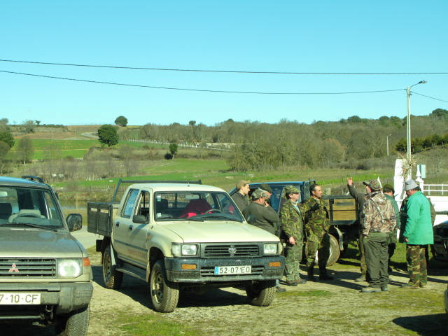 ÚLTIMAS BATIDAS À RAPOSA ESTE ANO CAÇADORES LIMPAM AS ARMAS Com as batidas de Prado Gatão, que são as últimas…