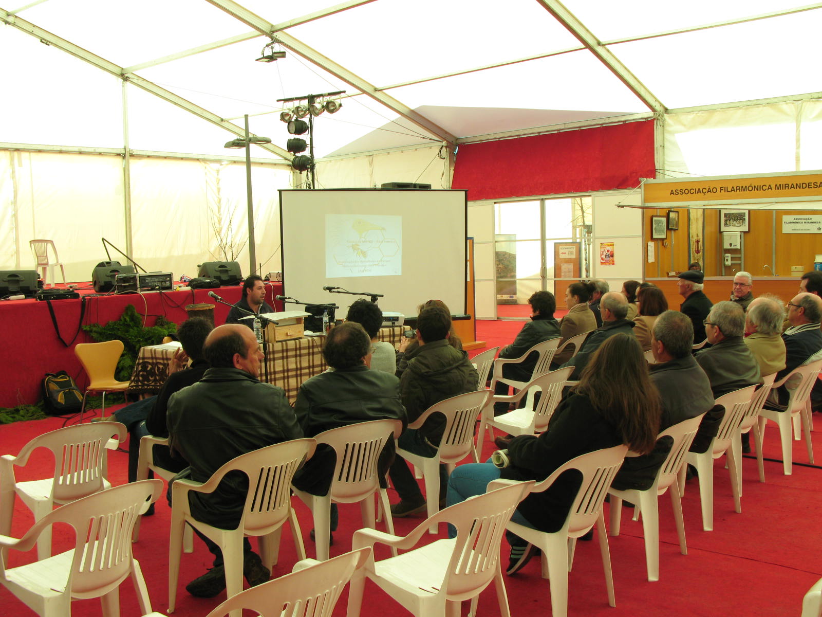 MIRANDA DO DOURO ASSOCIAÇÃO DE APICULTORES DO P.N.D.I. Ontem de manhã, a Associação de Apicultores do Parque…