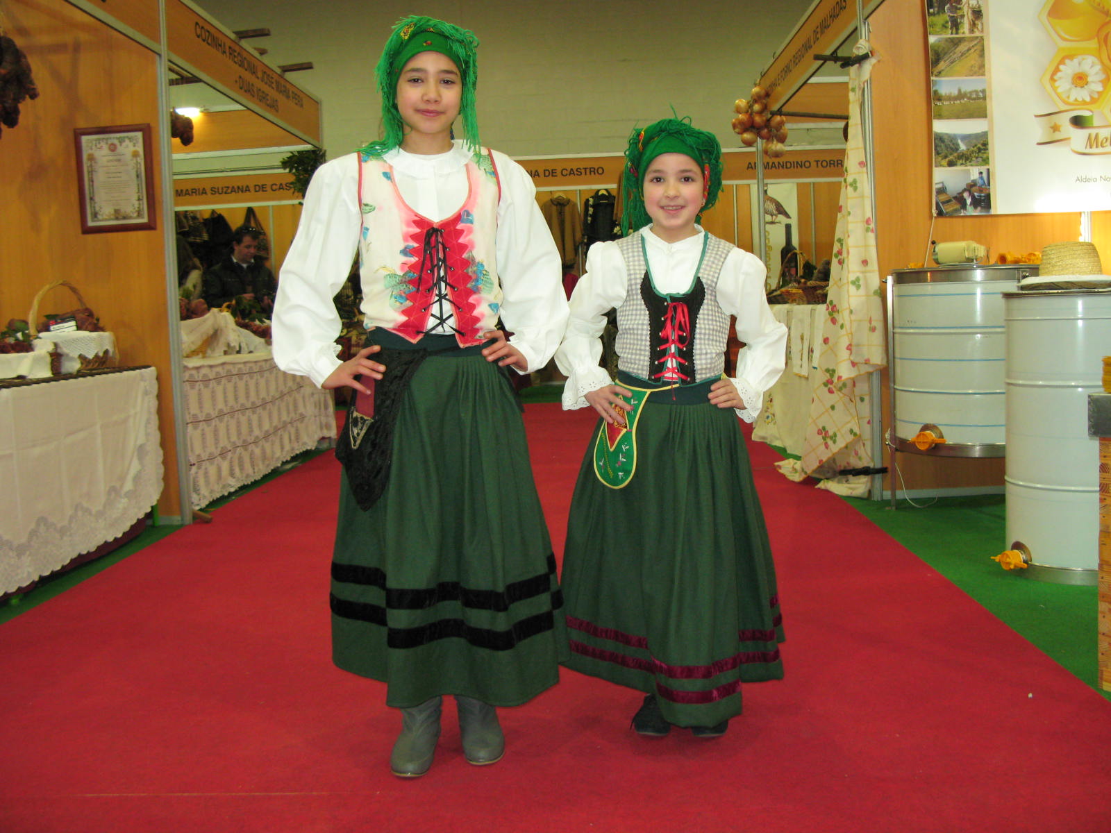 CÉRCIO PAULITEIROS ANIMAM FEIRA DE SABORES MIRANDESES Ls pauliteiros de Cércio fúrun ls grandes animadores de…