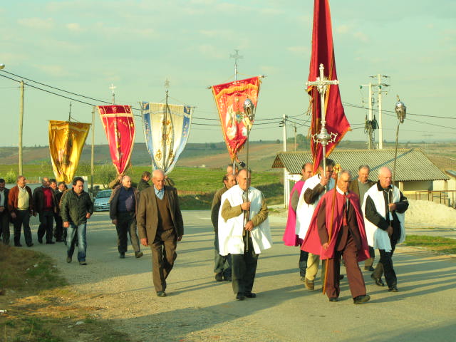 SENDIM PROCISSÃO DO FOLAR A tradicional procissão do folar, em Sendim realizou-se sem padre por este se…
