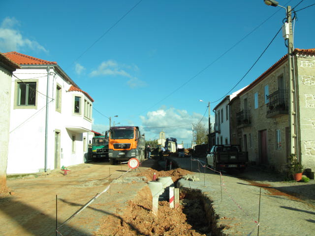 SENDIM OBRAS NA RUE DE L'ARMITA Ne l die 20 falemos de las obras i l retrato cun ls buracos de la rue, hoije…