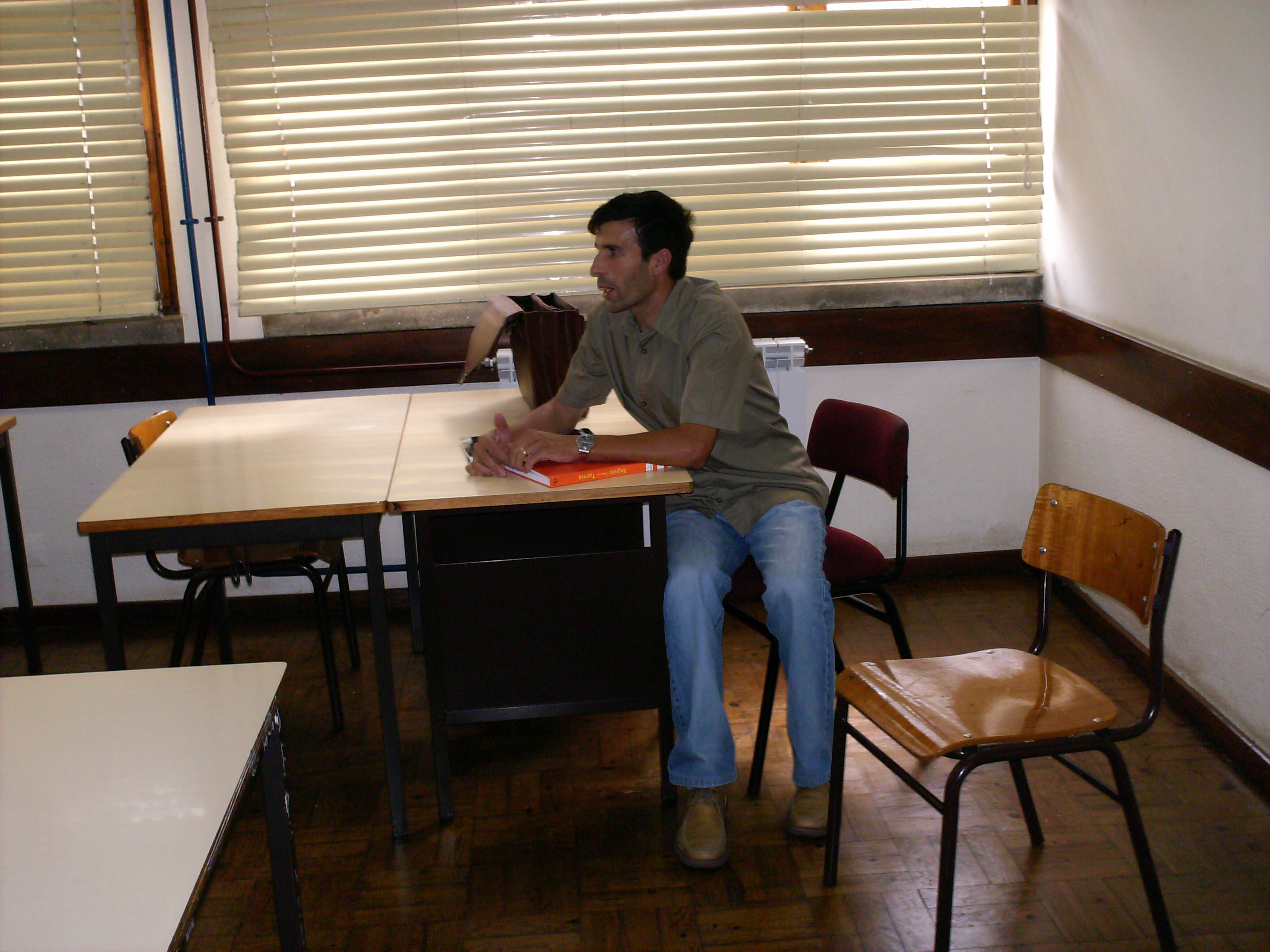 SENDIM É LINDO SENDIN YE LINDO Ampeçou la scuola i fui a ber la classe de mirandés i l porsor. Mirai quien…