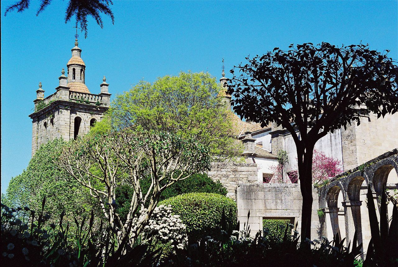 MIRANDA DO DOURO UNIVERSIDADE SÉNIOR Ainda este ano lectivo a Universidade Sénior de Miranda do Douro vai…