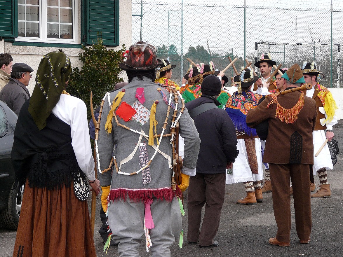 O CAROCHO E A VELHA (FESTA DE SÃO JOÃO) L CAROCHO I LA BIELHA (FIESTA DE SAN JUAN) Dou-bos la nuoba d’hoije…