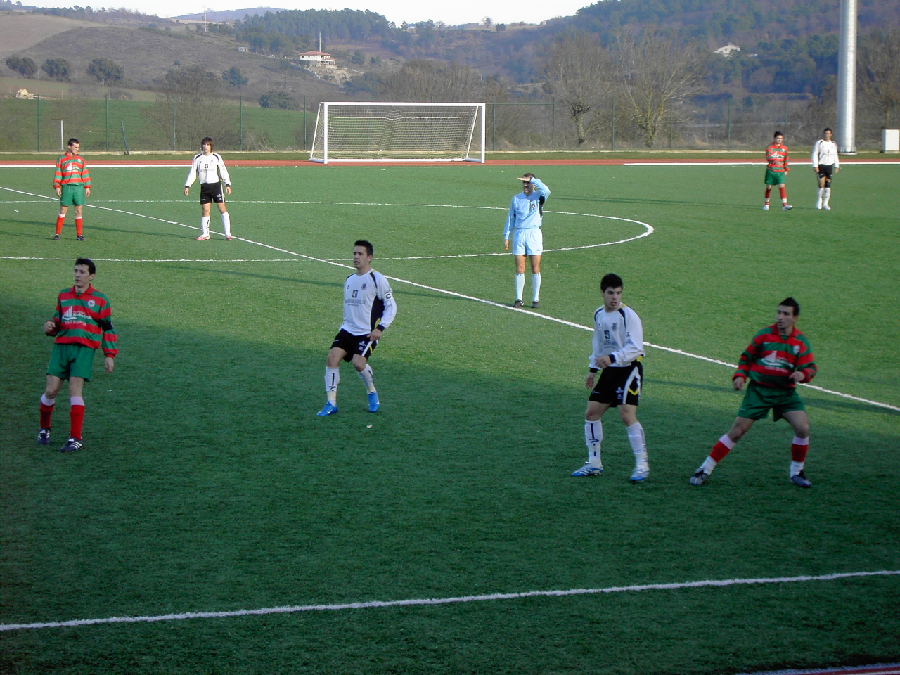 DESPORTO SPORTO Mogadouro – 2 Sendin - 1 Mais ua jornada de futebol de l çtrital de la A. F. Bragança. L jogo…