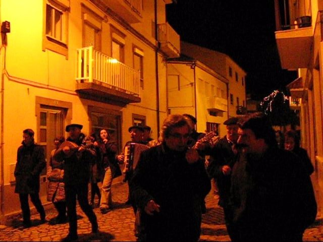 SENDIM RONDA PULAS RUES DE SENDIN A CANTAR LS REIS Apuis de la cena de l die de reis na casa rural de tiu…