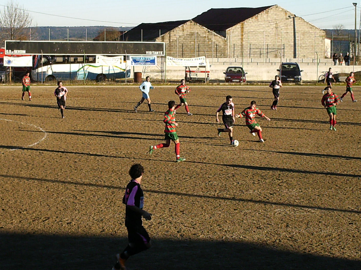 LEADER EM DIFICULDADES “LEADER” AN DEFICULDADES Mais ua jornada de futebol i l purmeiro de la Çtrital bino a…