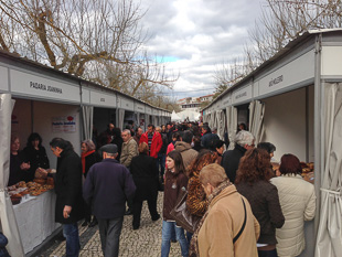 FEIRA DA ALHEIRA - MIRANDELA IC5 retira visitantes à Feira da Alheira Os expositores presentes na Feira da…