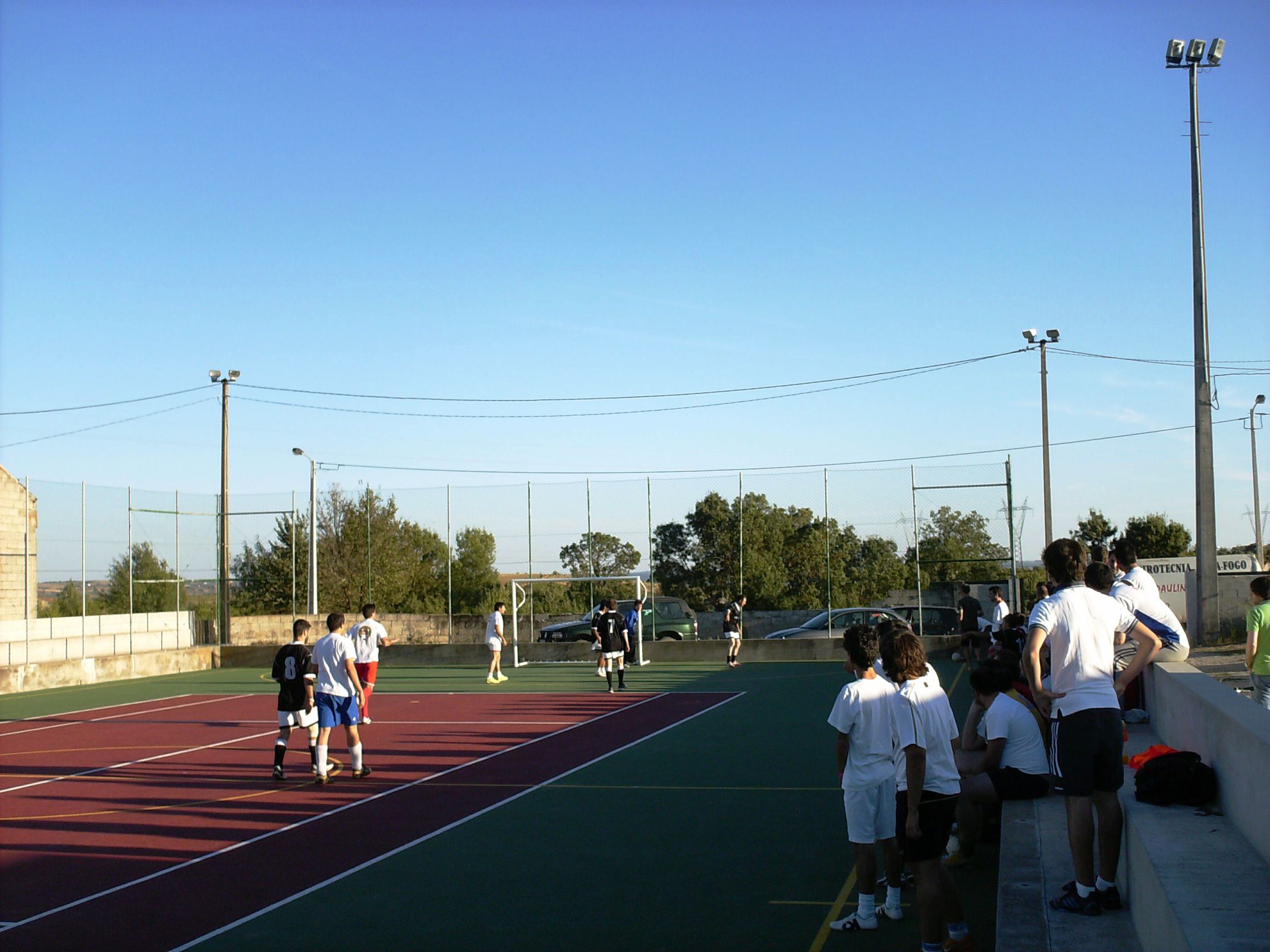 TORNEIO DE FUTSAL ANTRE-RUES L Grupo Çportibo ourganizou un torneio de FUTSAL antre-rues de Sendin i…