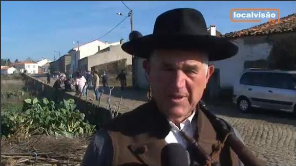 CONSTANTIM O CAROCHO E A VELHA Muitas terras mantêm as suas tradições, “o chocalheiro” em Bemposta, “a festa…
