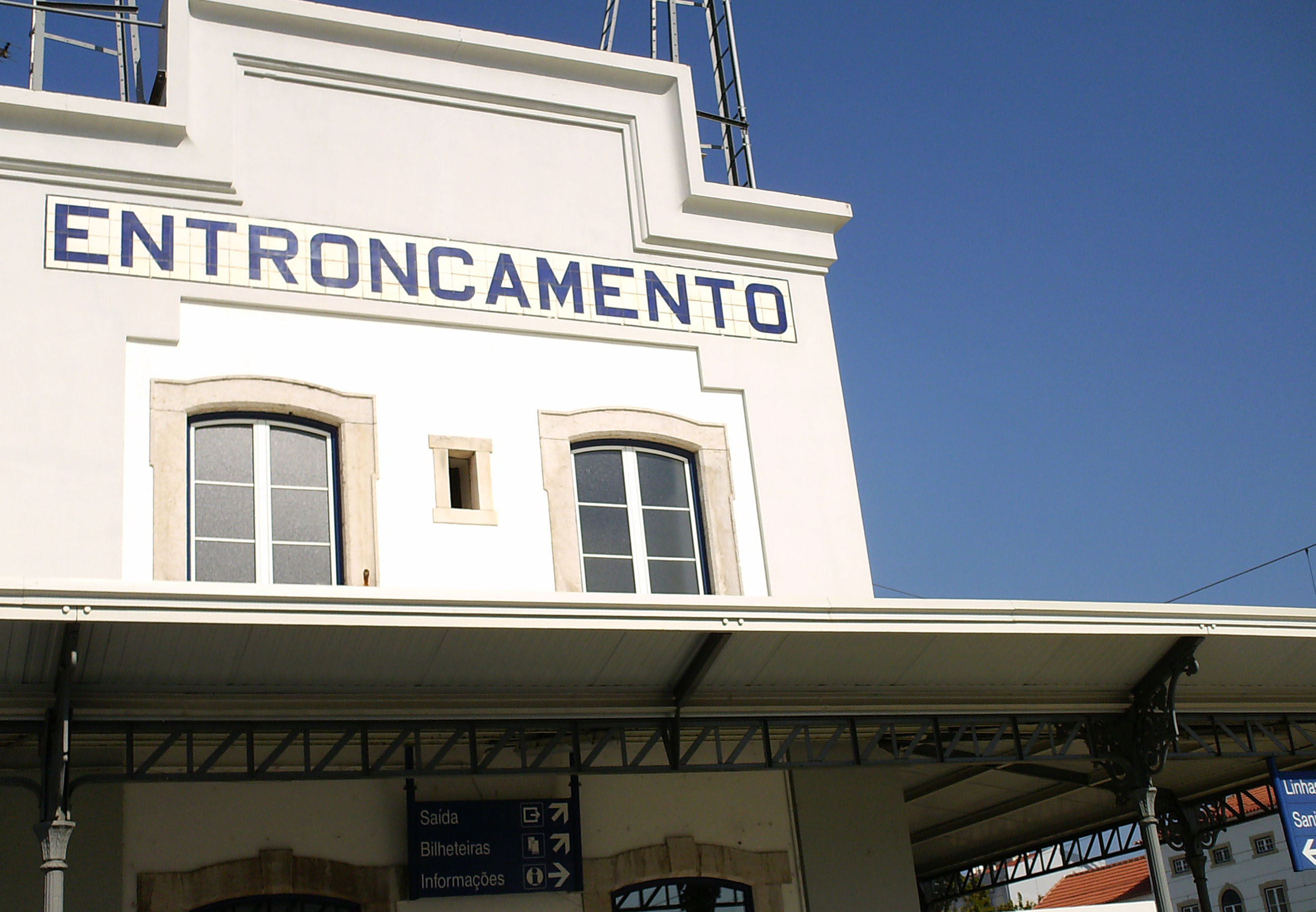 A TROPA LA TROPA Hoije fui al “Entroncamento” i lhembrou-me de quando fui para la tropa. Era nessa staçon que…