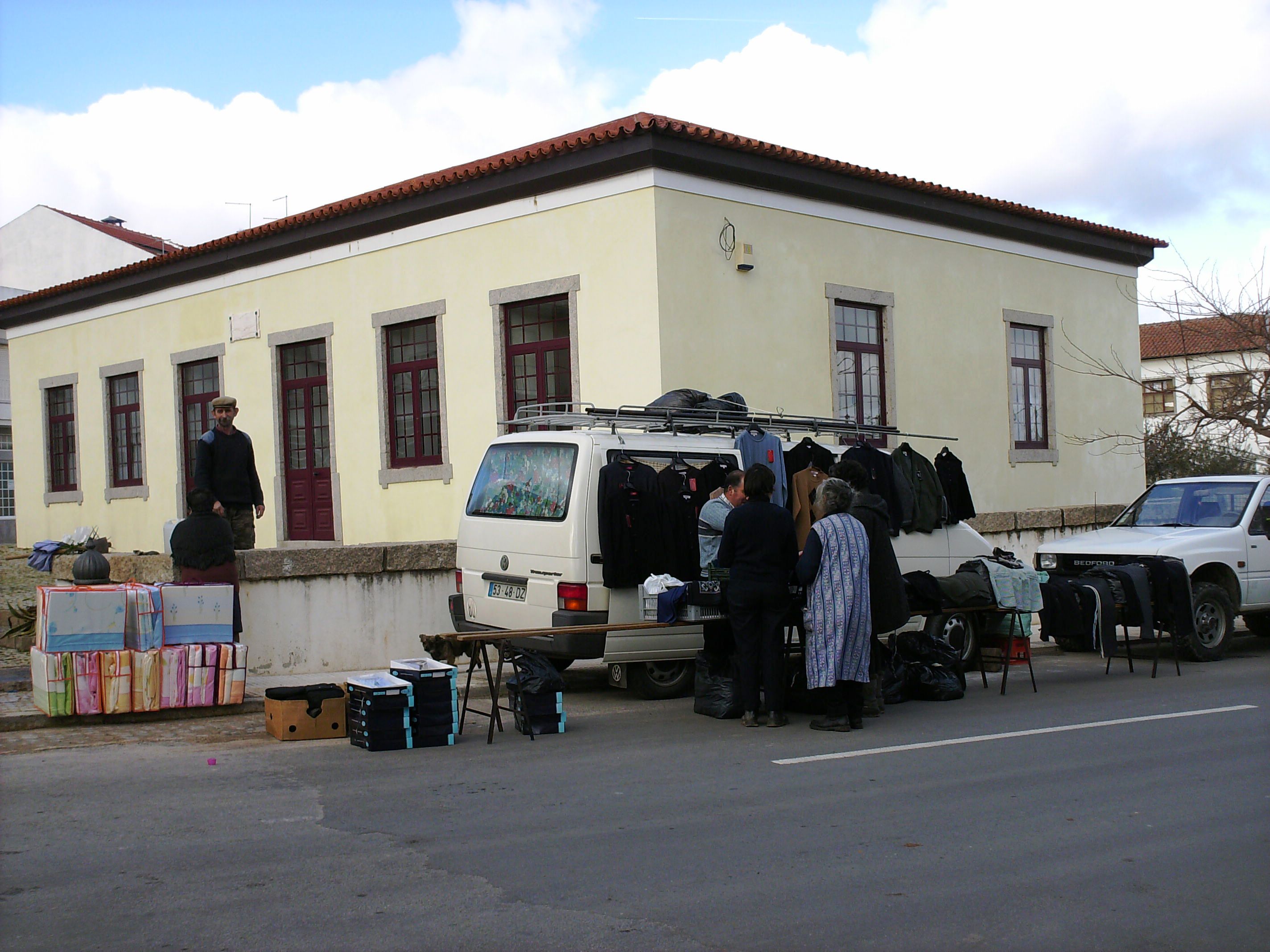 HOIJE FOI DIA DE FEIRA HOIJE FUI DIE DE FEIRA Quanta giente yá se lembra de que l die 12 ye l die de feira…
