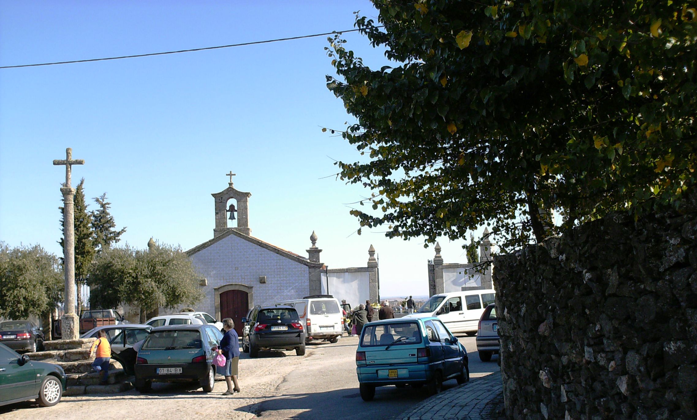 O DIA DE TODOS OS SANTOS L DIE DE TÓDOLOS SANTOS Hoije ye un die special. Para muitos ls dies son todos…