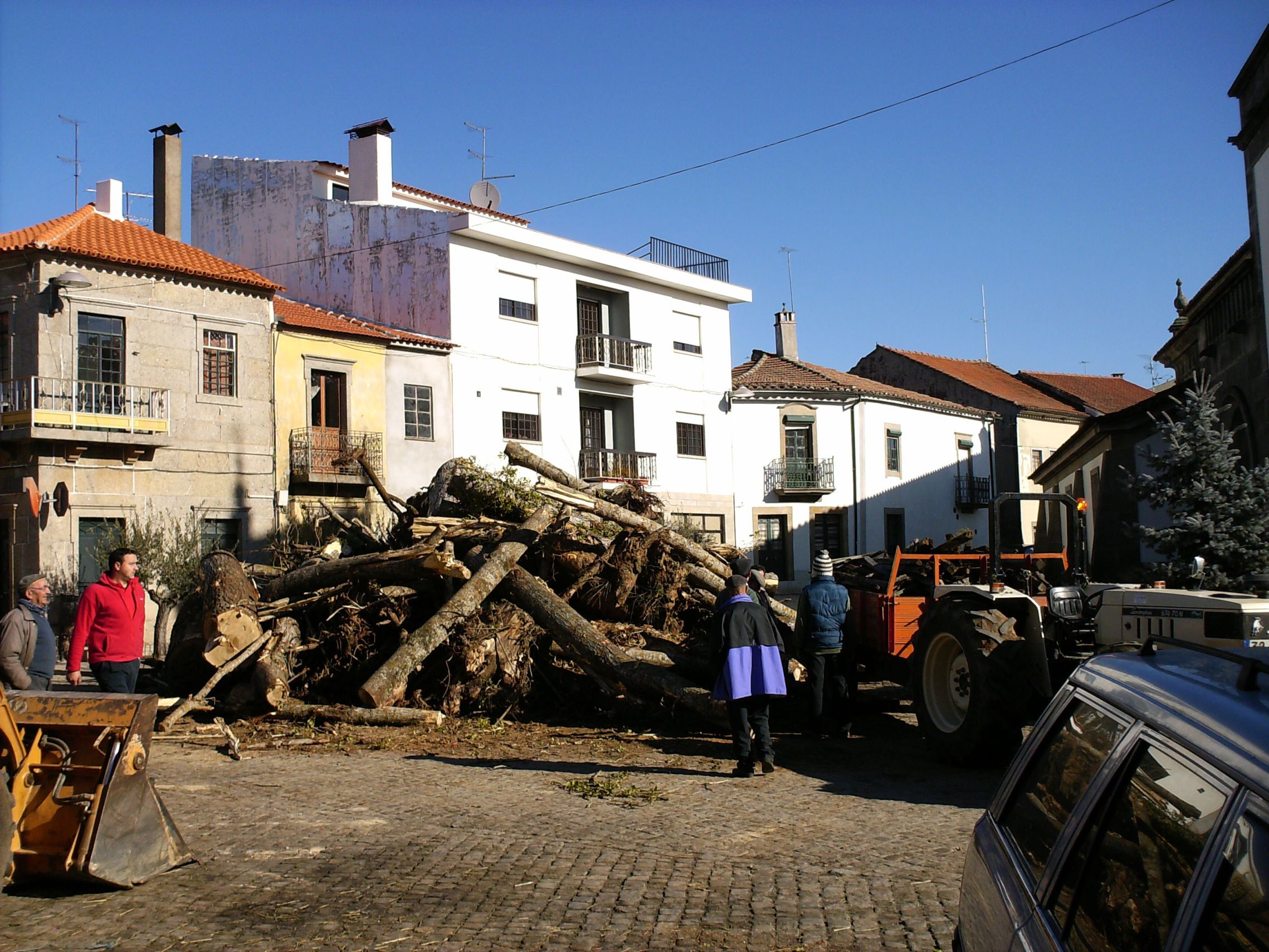 OS PREPARATIVOS PARA A FOGUEIRA LS PORPARATIBOS PARA LA FOGUEIRA Lougo por la manhana, ls mardomos de la…
