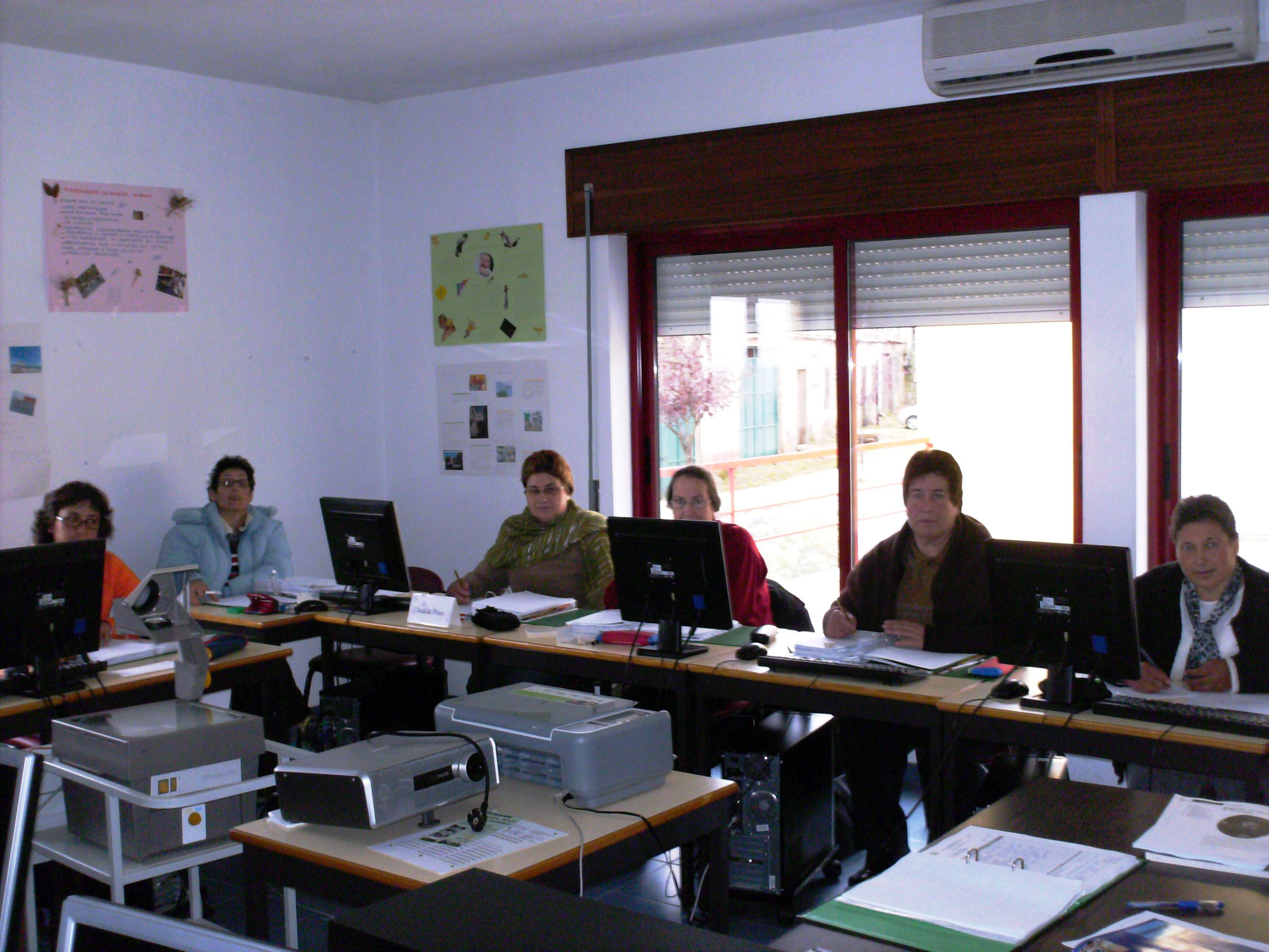 SENDINESAS EM FORMAÇÃO SENDINESAS AN FORMAÇON Alguas mulhieres de Sendin ándan nun curso para…